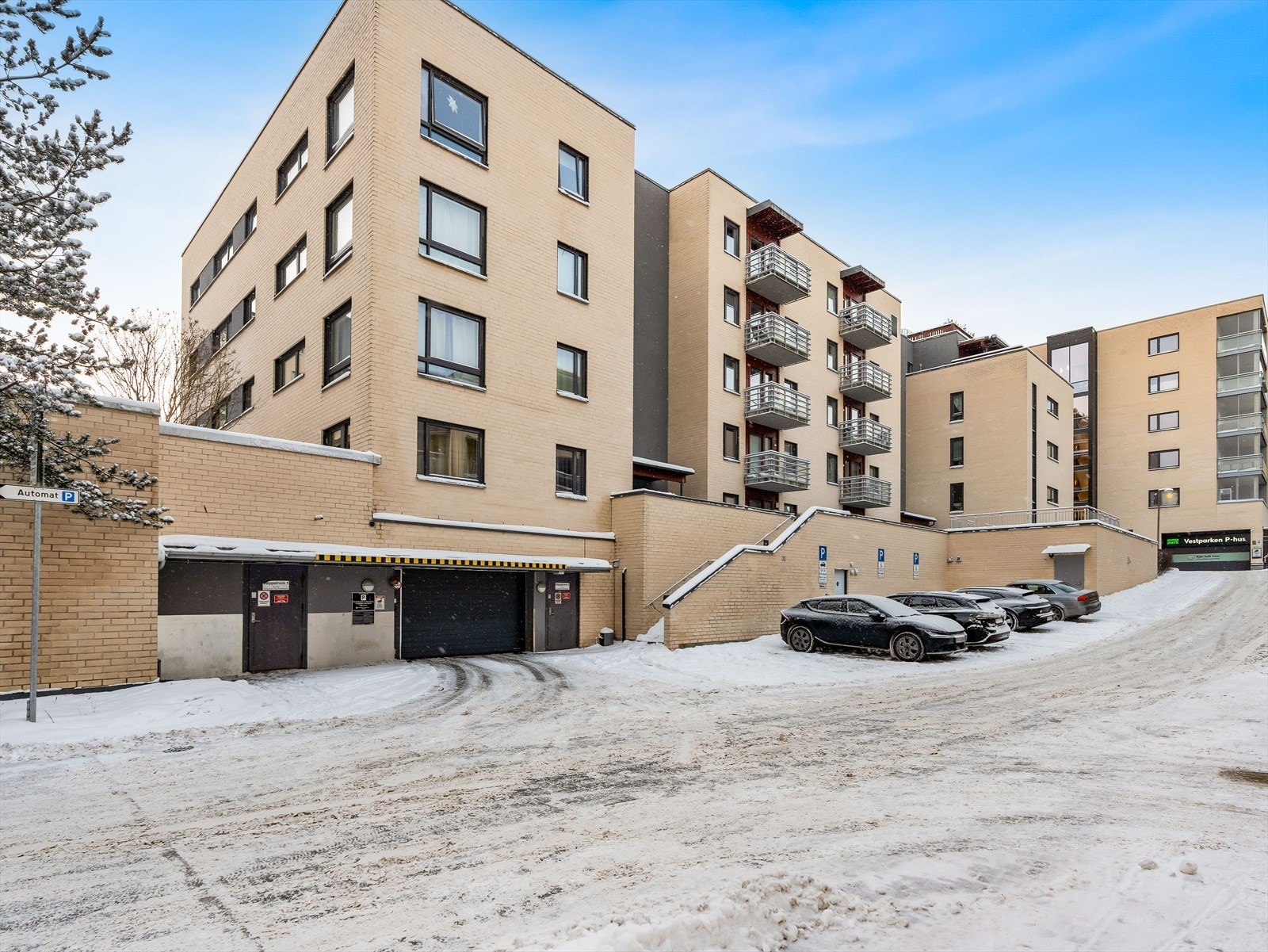 Kjøreadkomst til plassen er via felles garasjeport. Galleribilde