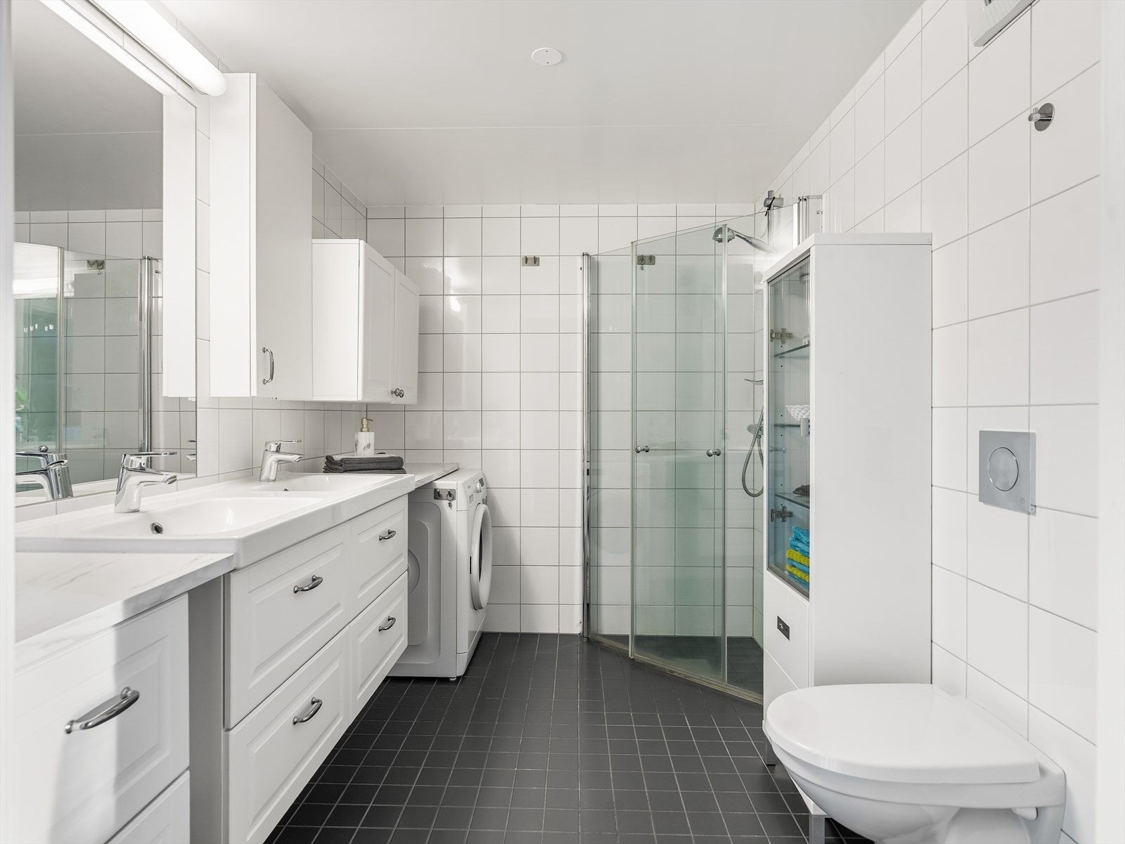 Under servanten er det montert innredning med profilerte fronter, samt et overskap med slette fronter. Innredningen er montert ny i ca. 2020. I tillegg har badet opplegg for vaskemaskin. Galleribilde