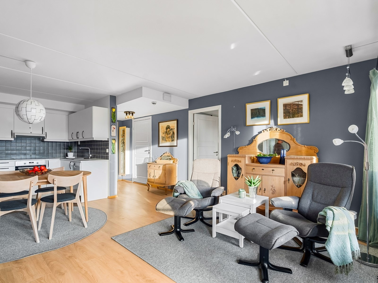 Rommet har malte vegg- og takflater, samt laminat på gulvet. Galleribilde