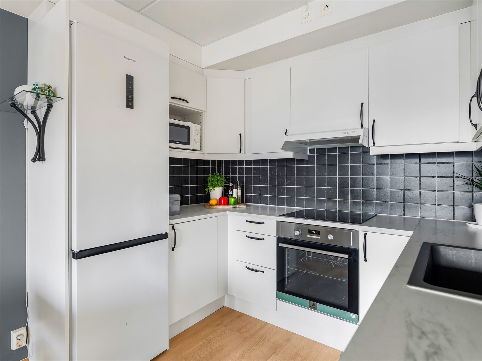 Det er plass til frittstående kjøle-/fryseskap. Galleribilde