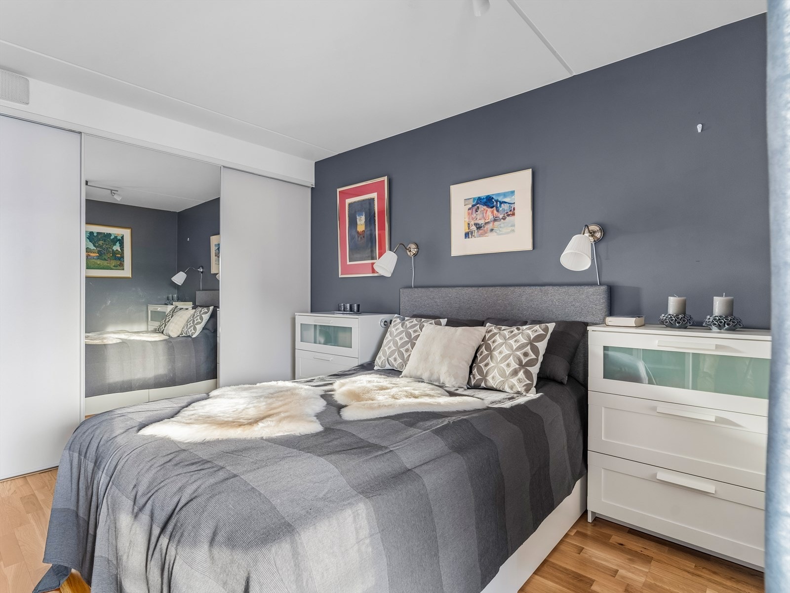 Hovedsoverommet har plass til dobbeltseng med tilhørende nattbord. Galleribilde