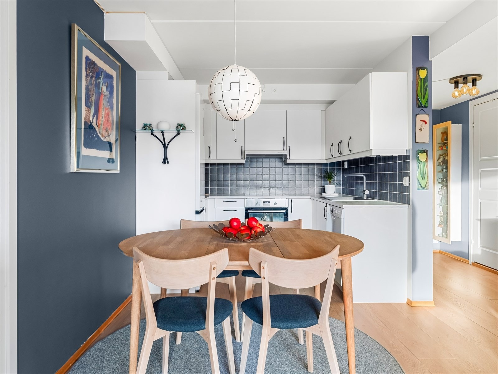 Kjøkkeninnredningen har skap med glatte fronter, samt laminat benkeplate med nedfelt kum i kompositt. Galleribilde