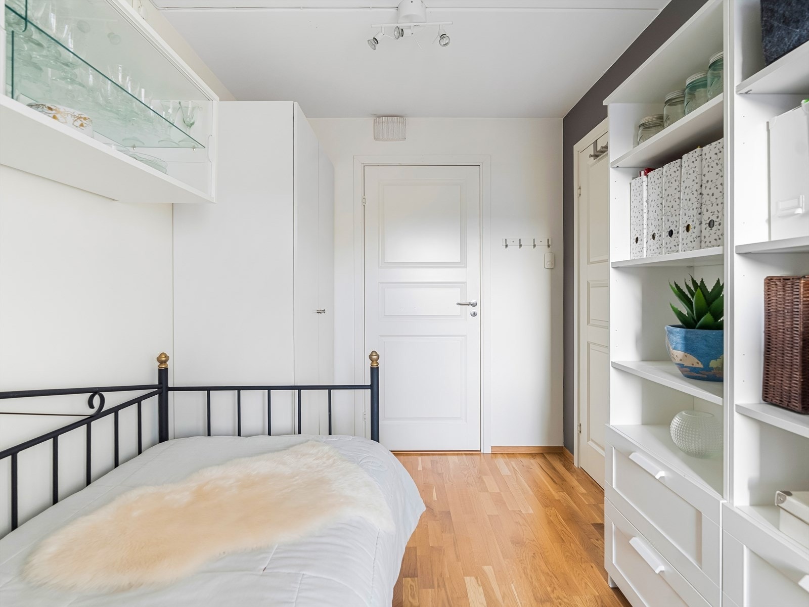 Rommet har plass til seng, nattbord, garderobeløsning og evt. skrivebord. Galleribilde