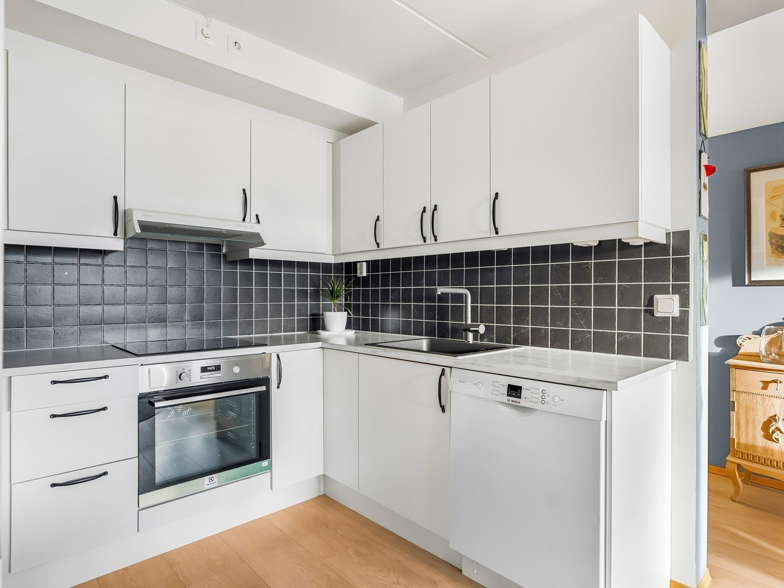 Kjøkkeninnredningen er opprinnelig fra byggeåret, og forlenget med ekstra under- og overskap i 2022. Galleribilde