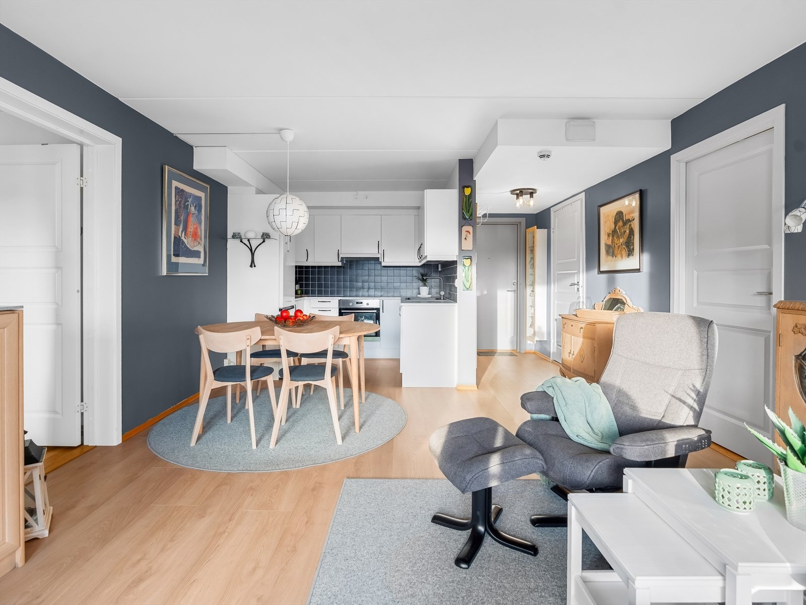 Leiligheten har en lys stue, som ligger i åpen løsning mot kjøkkenet. Galleribilde