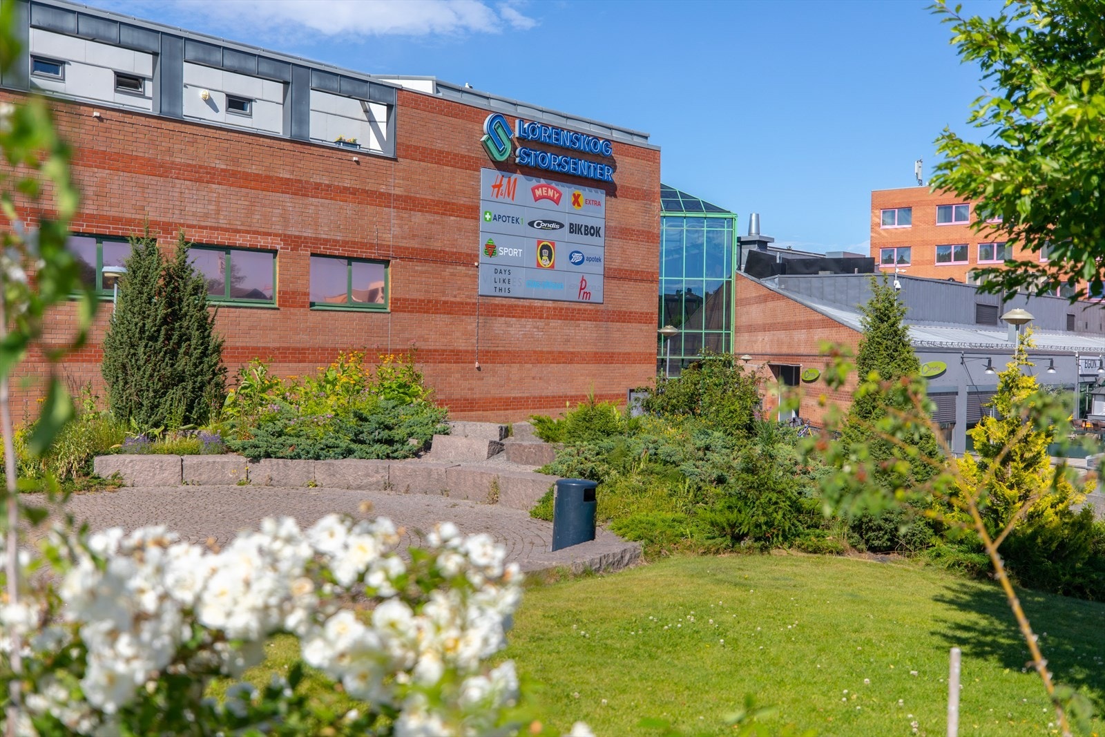 Gangavstand til et rikt mangfold av servicetilbud og fasiliteter som blant annet ute- og serveringssteder, Lørenskog storsenter Triaden, treningssenter (Condis, SATS og Fresh Fitness), dagligvareforretninger, apotek m.m. Galleribilde