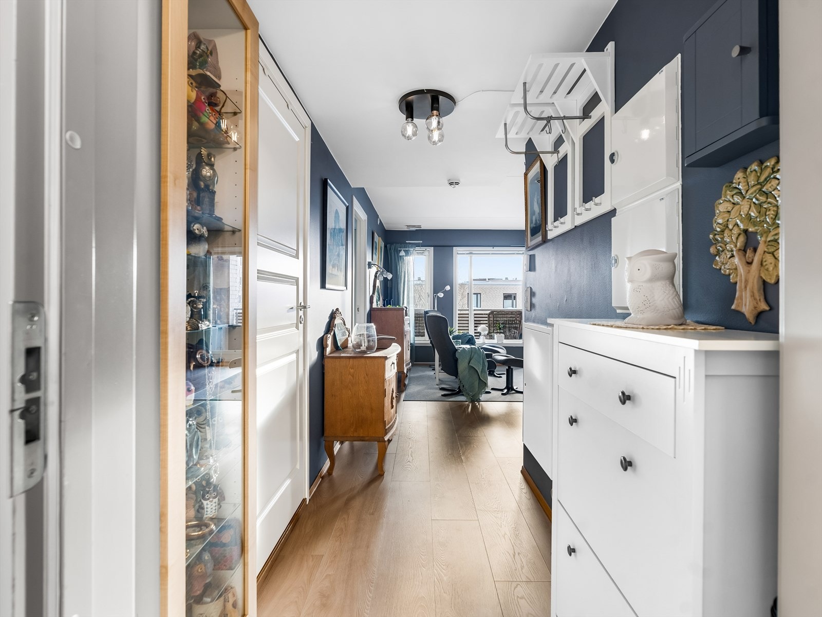 Entréen er lys og innbydende, med plass til å henge fra seg yttertøy og sette fra seg sko. Galleribilde