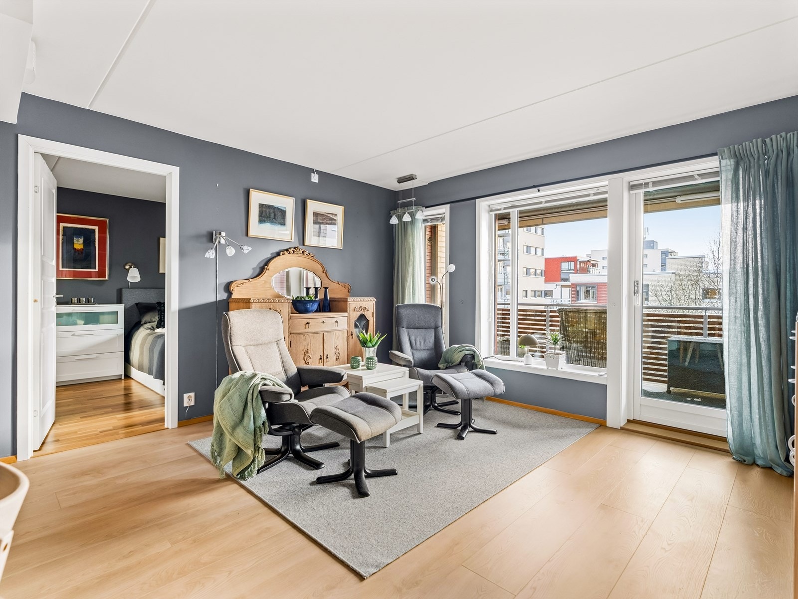 Rommet har store vindusflater og flere innredningsmuligheter. Galleribilde