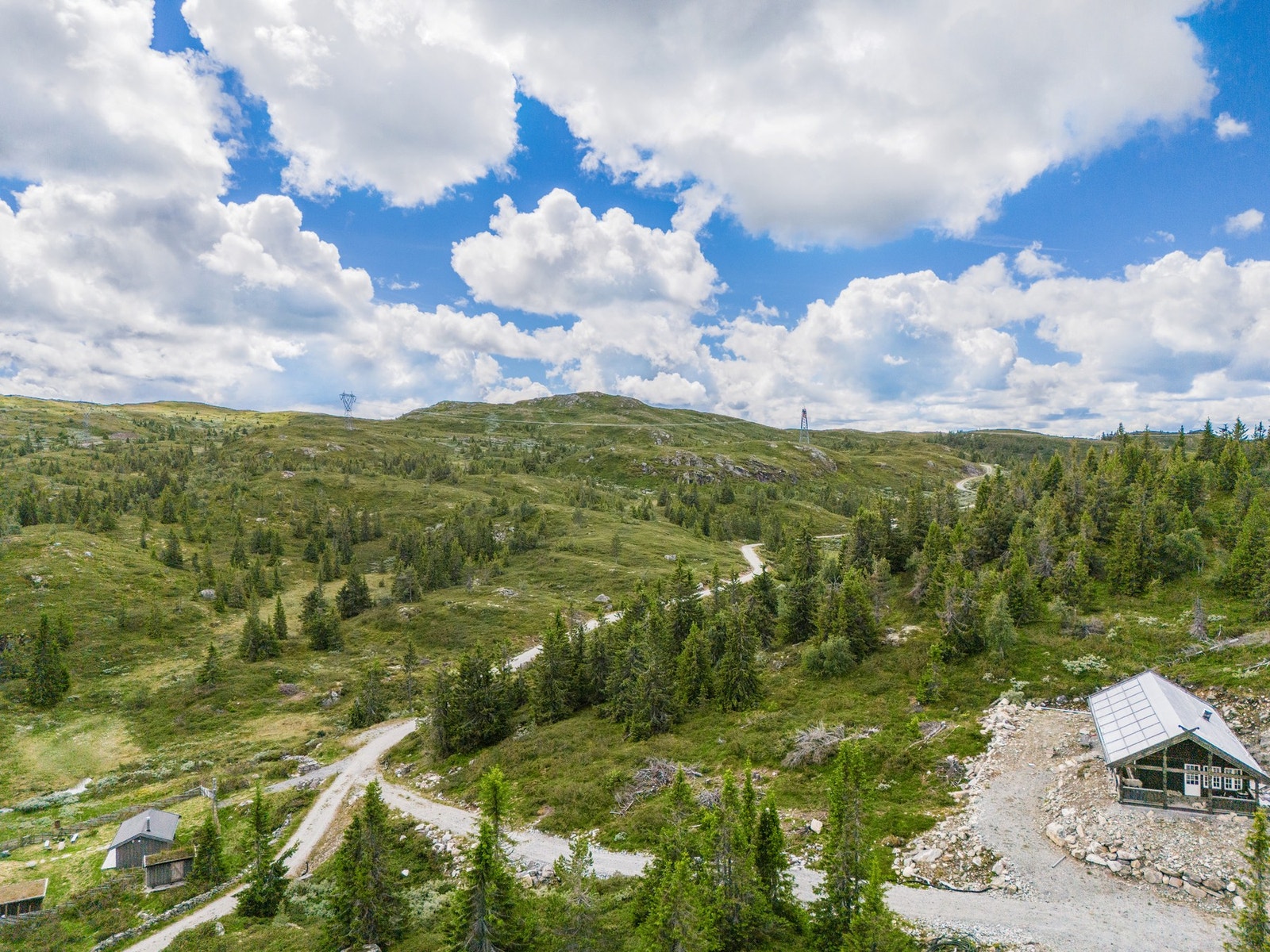 De siste 1,7 km. inn til tomta er via privat bomveg, som hytteeiere her og lenger inn har tilgang til. Galleribilde