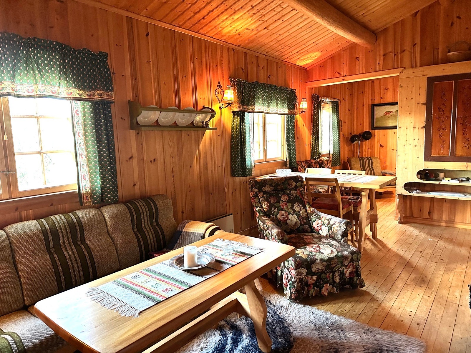 Velkommen inn! I stuen er det plass til møblering av salong og spisebord. Galleribilde