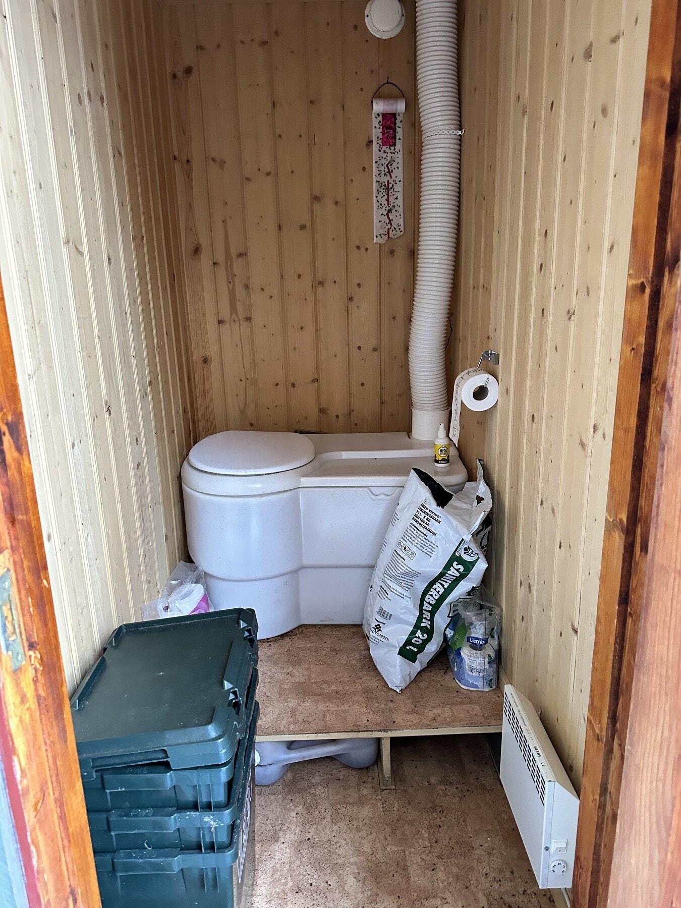 Toalettrommet har formuldningstoalett med lufting over tak. Rommet er isolert, og varmes opp med panelovn. Galleribilde