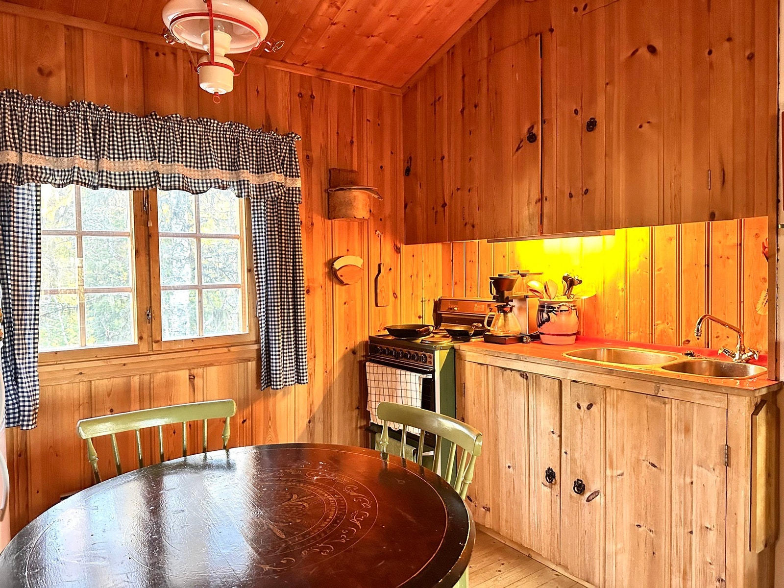 Kjøkkenet er utstyrt med komfyr og kjøl-/fryseskap. Plass til et spisebord. Galleribilde