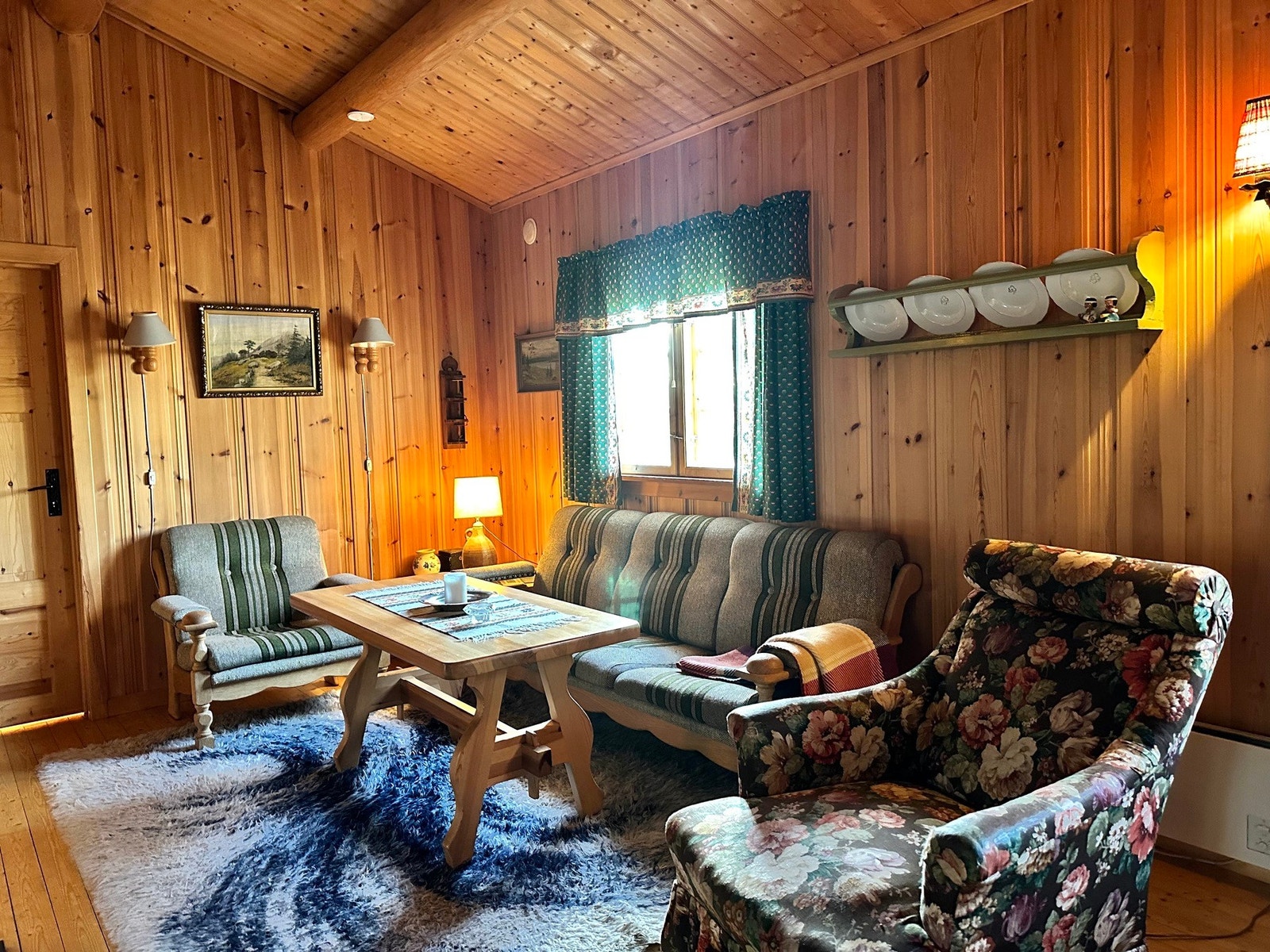 Salongen er fint plassert foran den åpne peisen, som er god å ha på kalde kvelder. Galleribilde