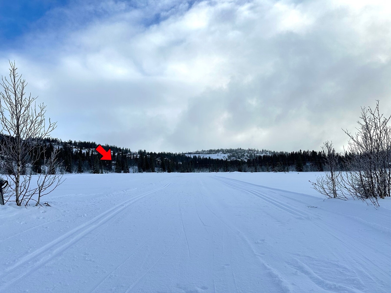 Aurdal og Kruk Løypelag kjører opp løyper rett i nærheten av eiendommen. Med andre ord kan du spenne på deg skiene utenfor din egen dør, og skli inn i løypenettet. Pilen viser hyttas beliggenhet i nærhet til løypene. Galleribilde