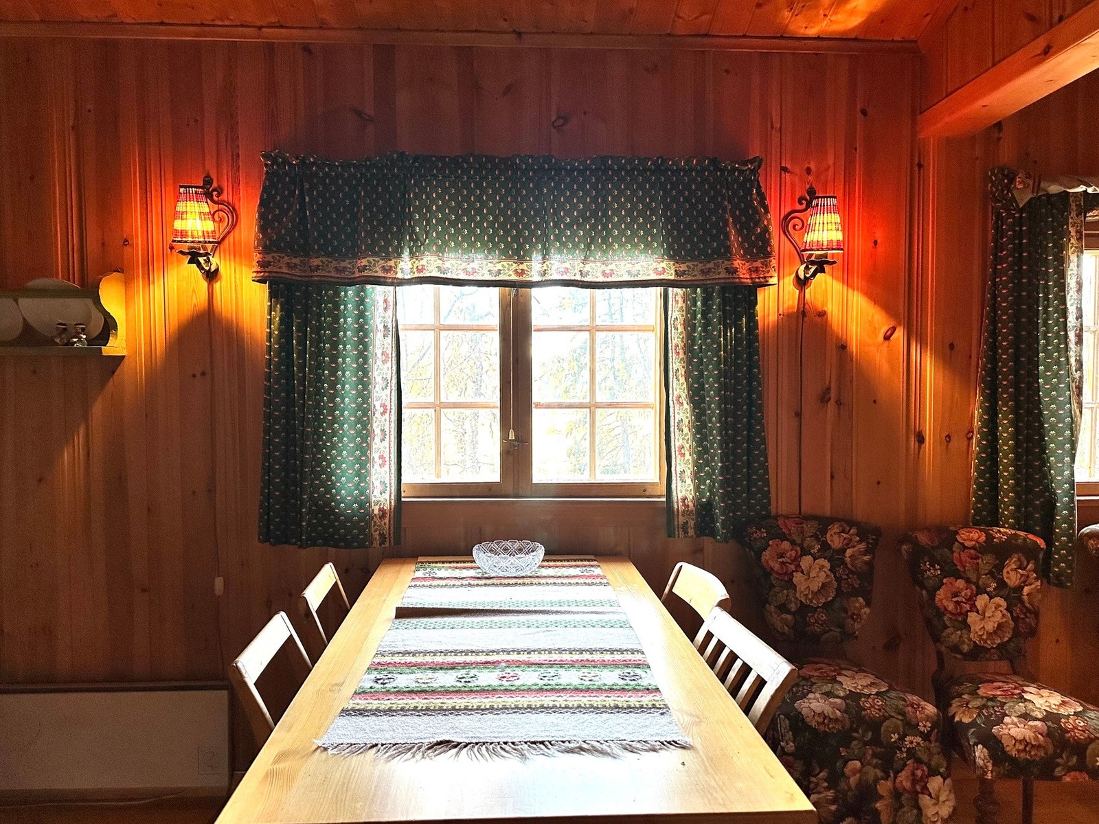 Spisebordet er hyggelig plasser ved vinduet. Her kan familien samles til et godt måltid. Galleribilde