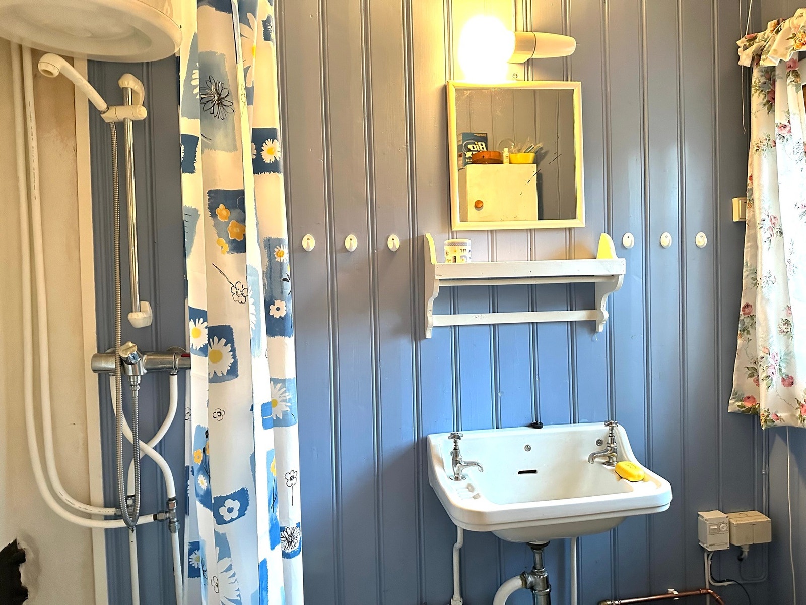 Bad med servant og dusj med dusjforheng. Vann fra brønn og avløp til sementkum. Galleribilde