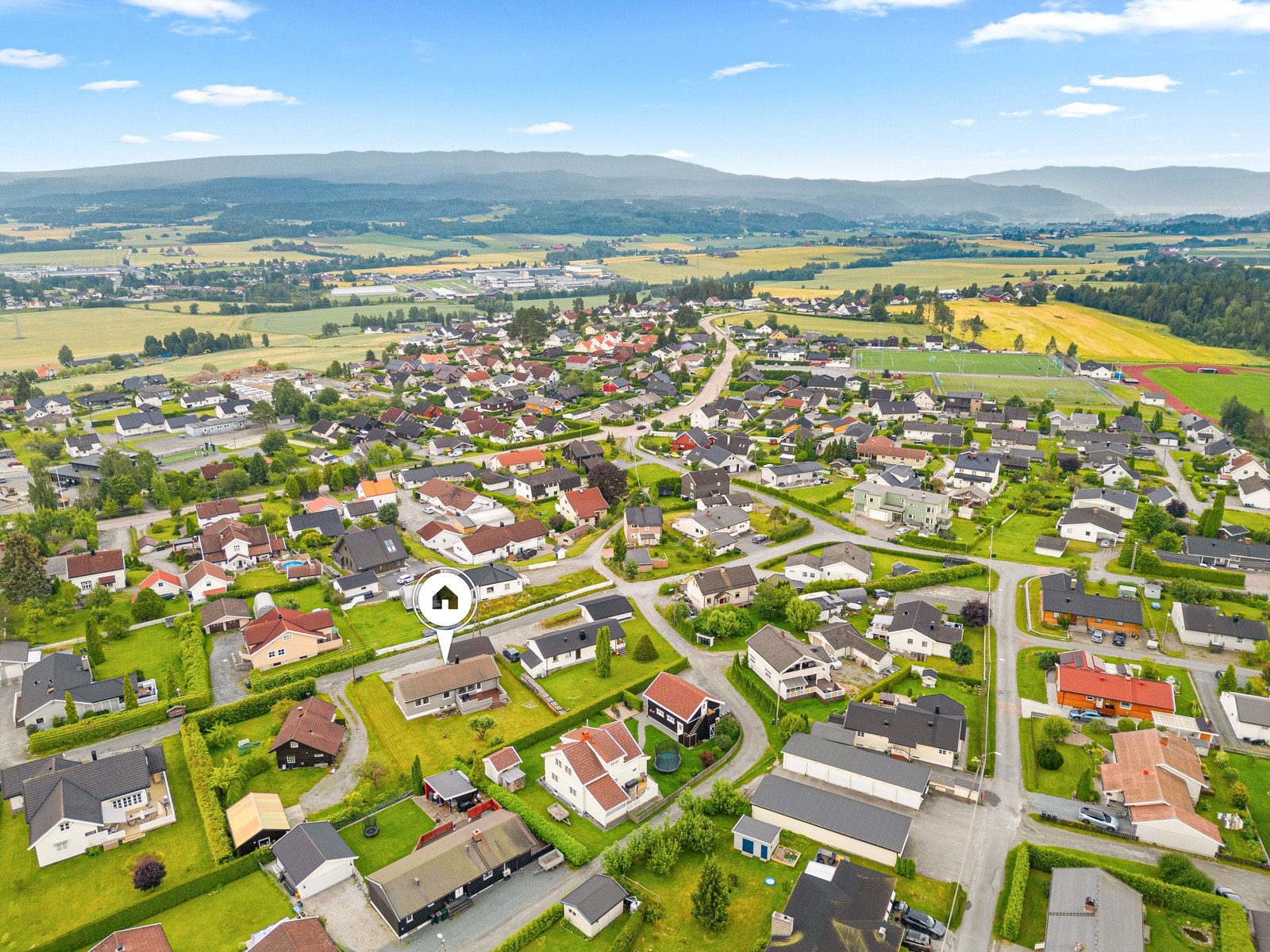 Boligen ligger i et rolig område på Røren, i en blindvei med lite trafikk og godt naboskap. Galleribilde