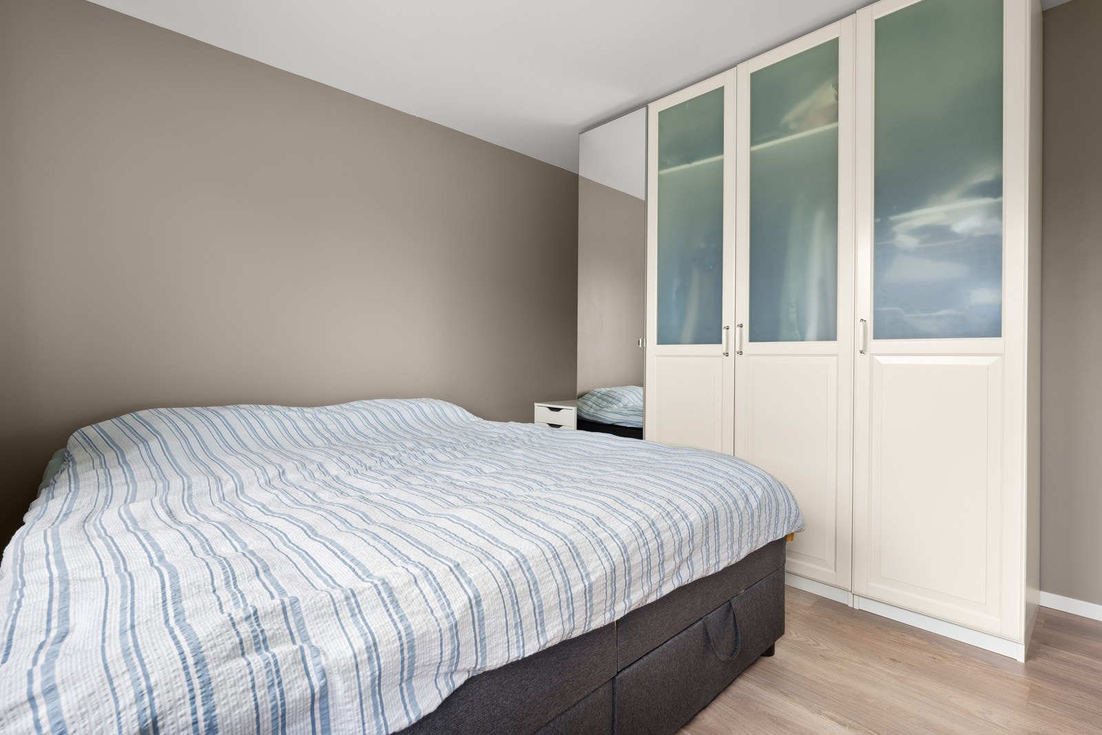 Soverommet er romslig med plass til dobbeltseng og garderobeskap. Galleribilde