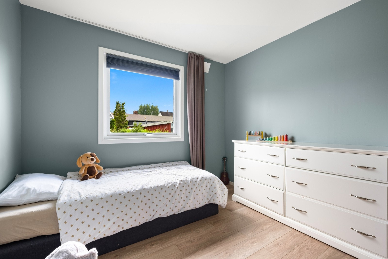 Romslig barnesoverom med god plass til seng og ekstra møbler. Galleribilde