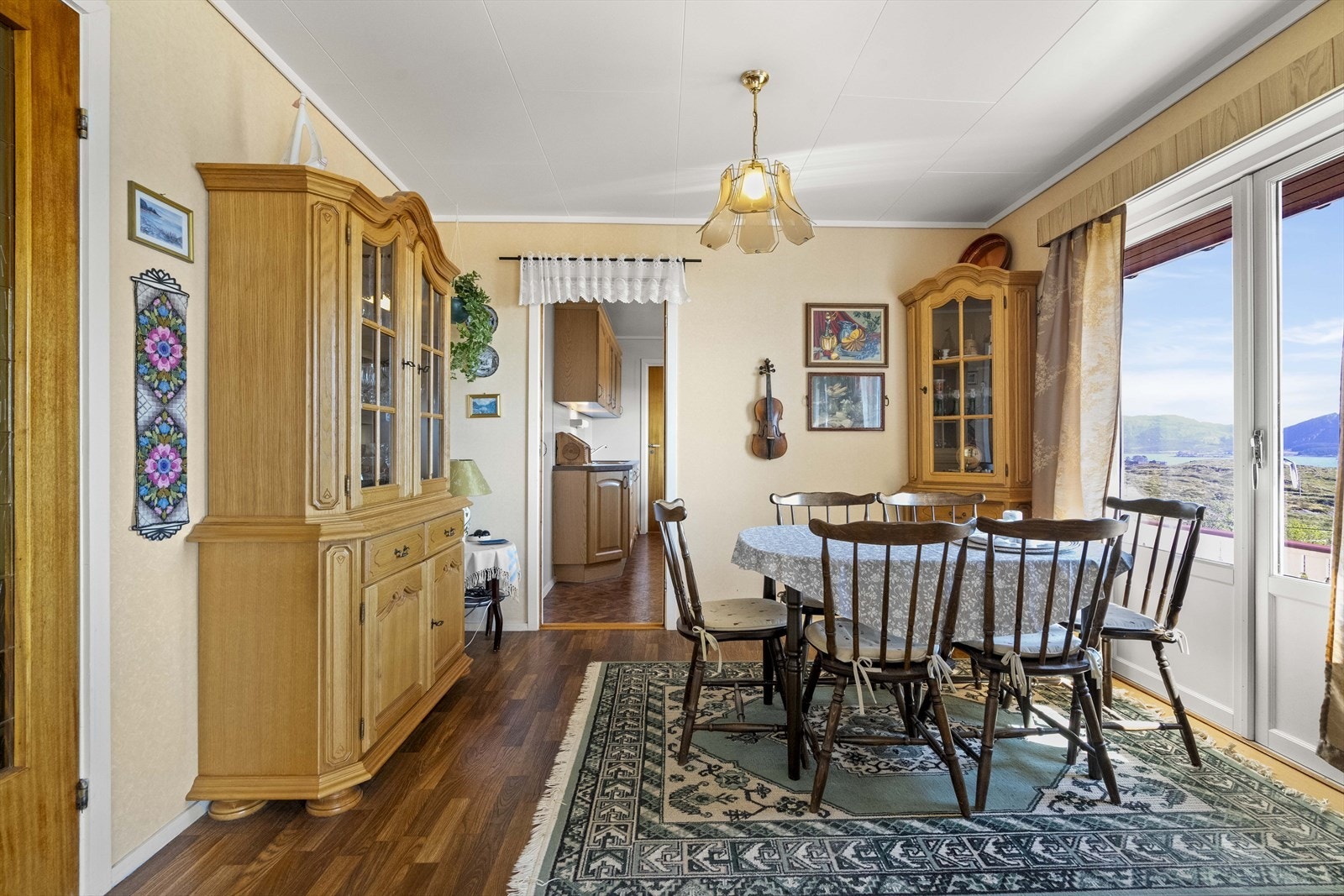 Her kan man sitte å nyte utsikta Galleribilde