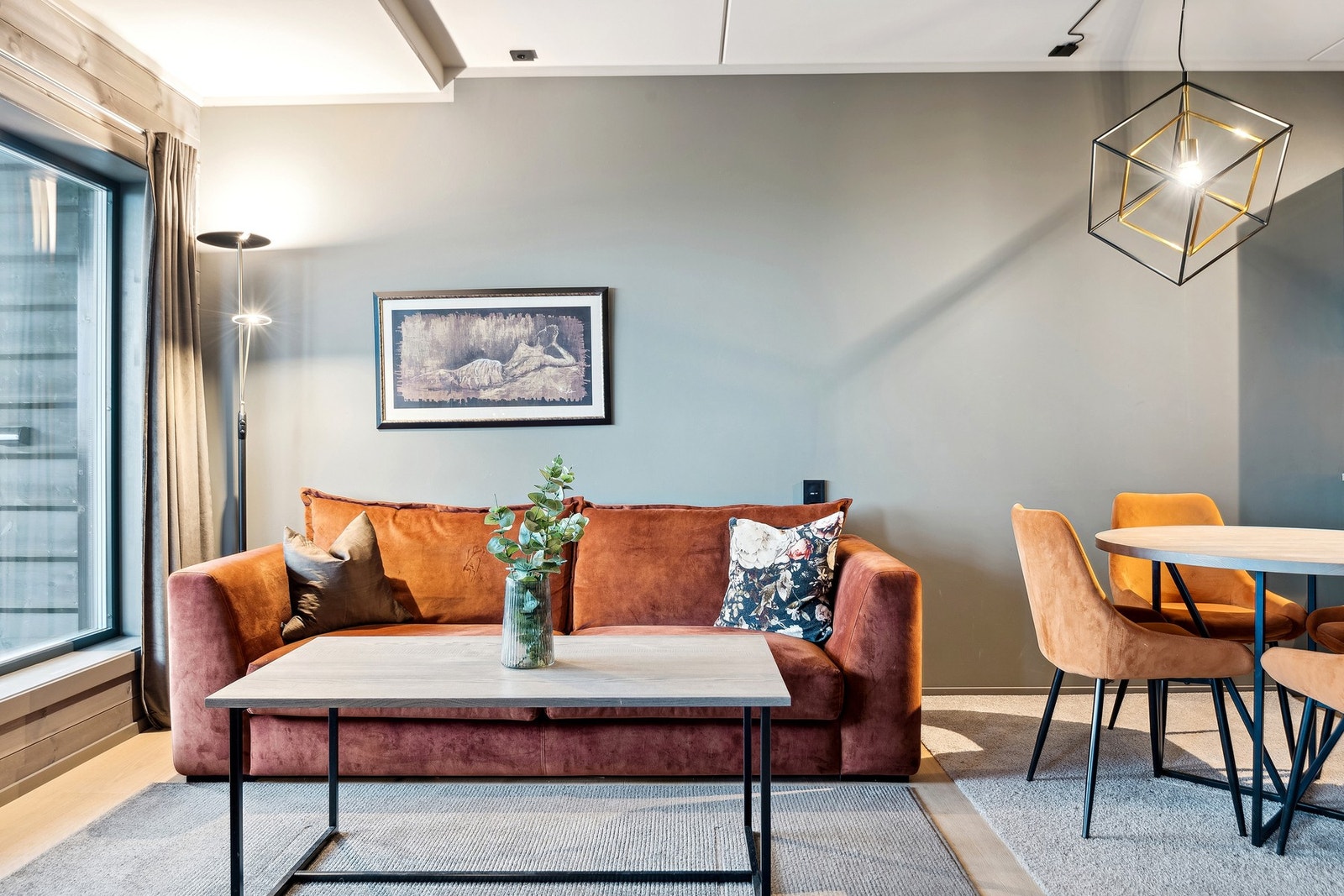 Vegger er dels beiset panel, dels malte glatte flater. Galleribilde