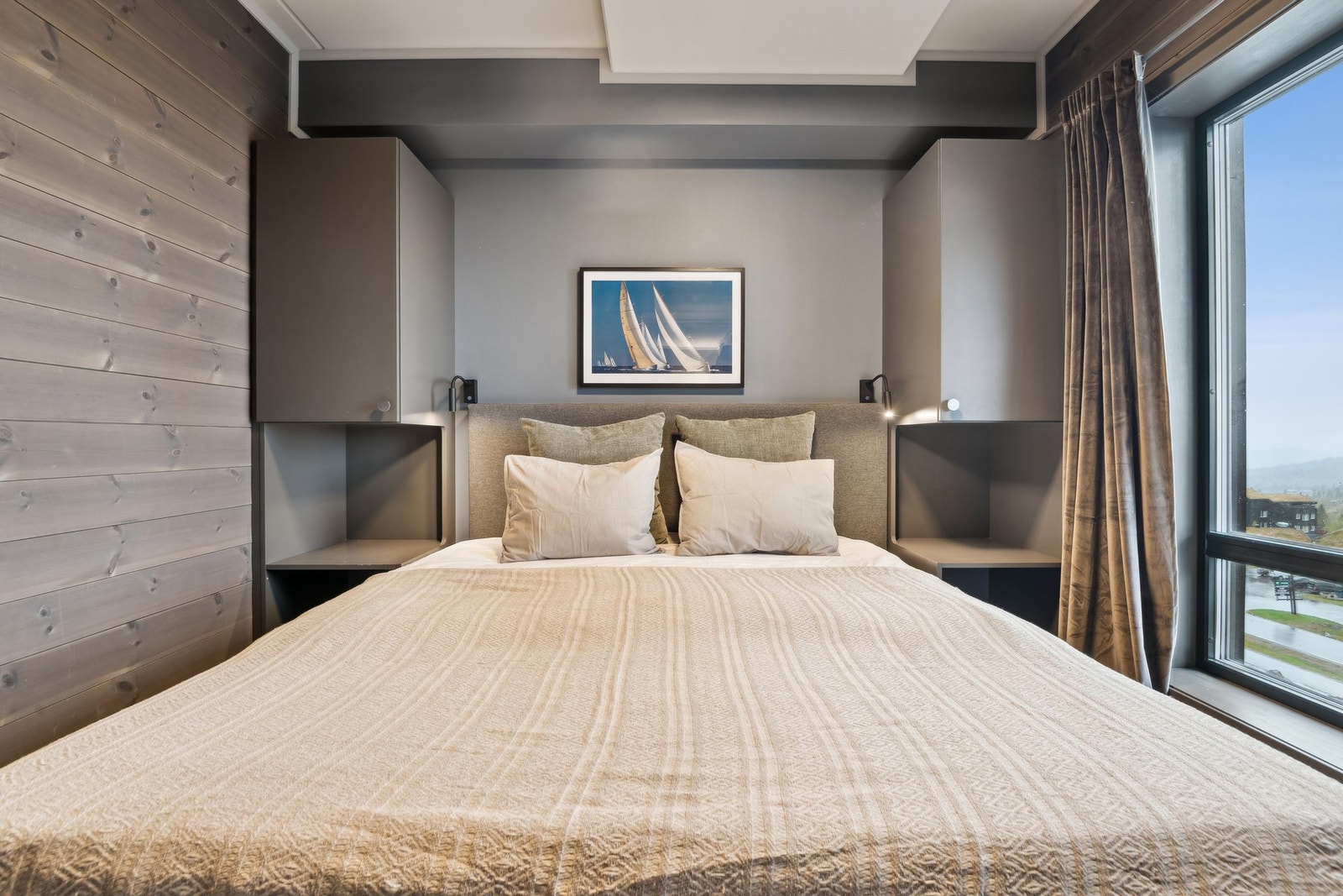 Hovedsoverom med plassbygget garderobeløsning rundt seng. Galleribilde