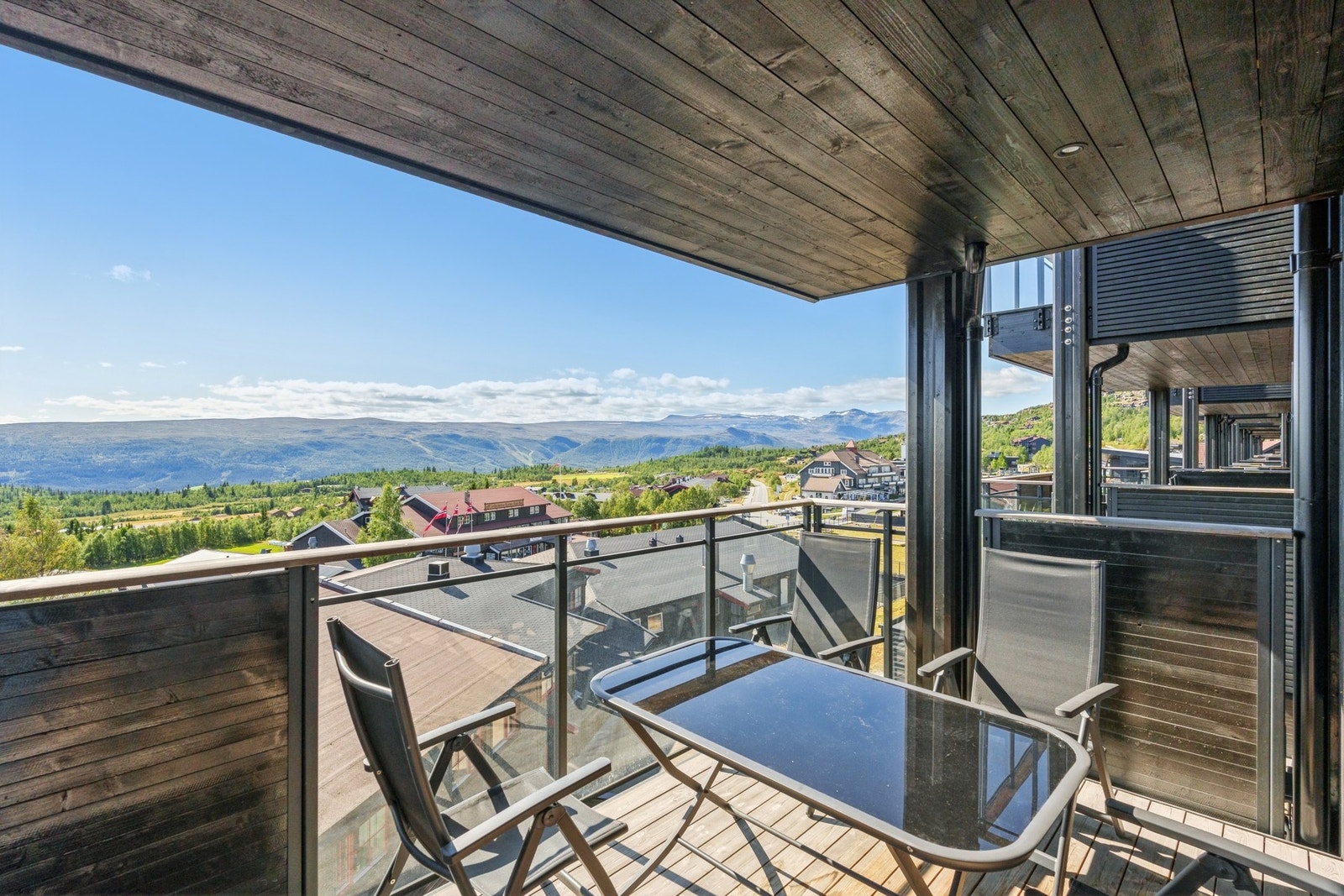 Fra terrassen kan man nyte den flotte utsikten og de vakre fjellomgivelsene. Galleribilde