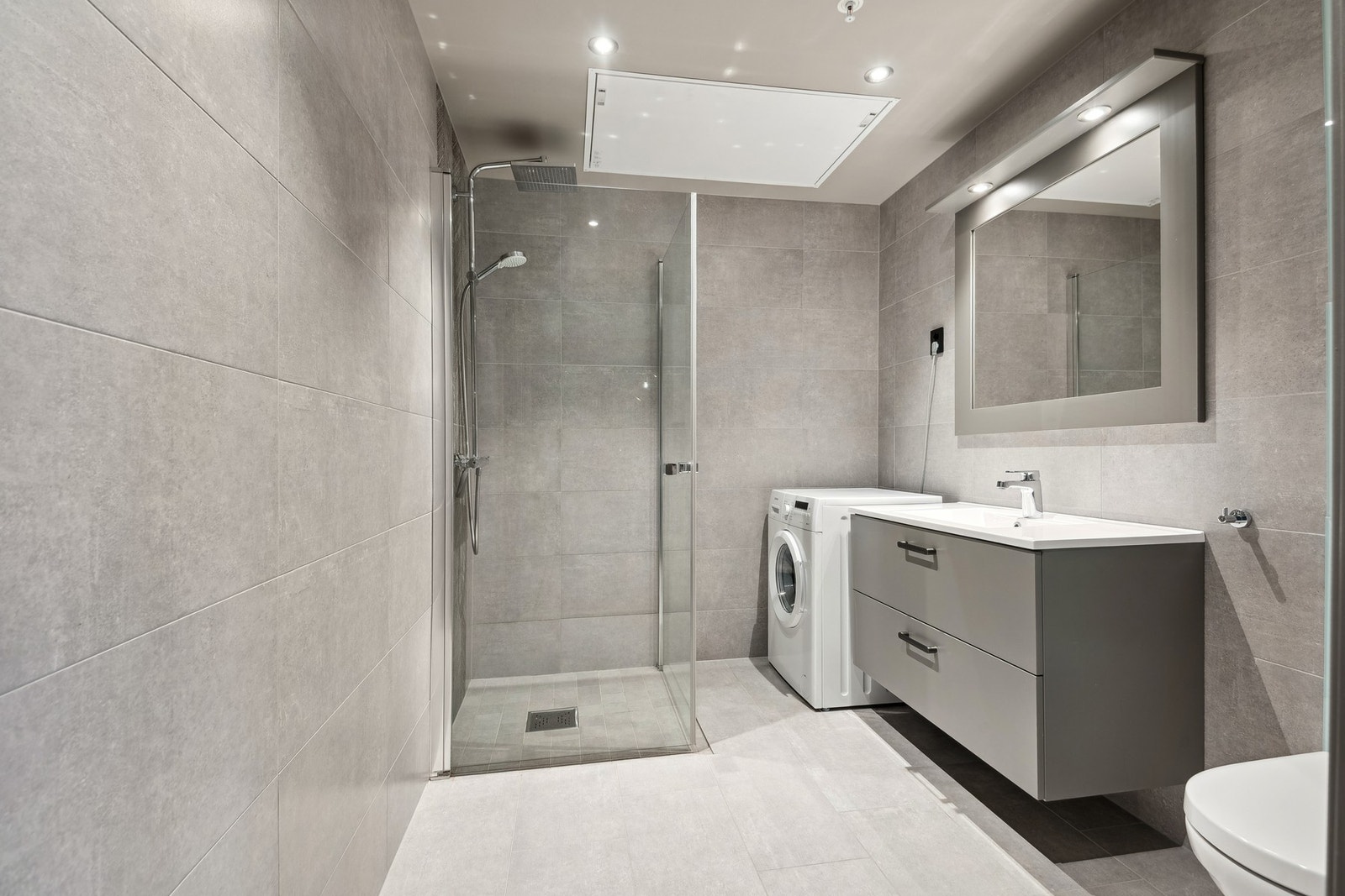 Badet har tidsriktige fliser på gulv og vegg, og varme i gulv. Galleribilde