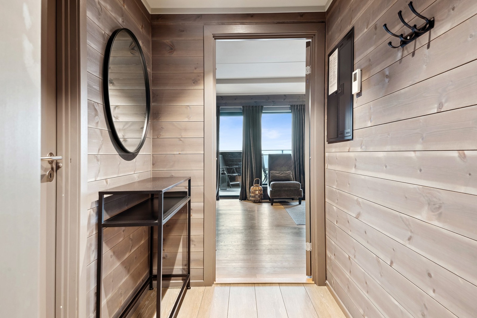 Entré med plass for å henge fra seg yttertøyet. Dør inn til soverom. Galleribilde