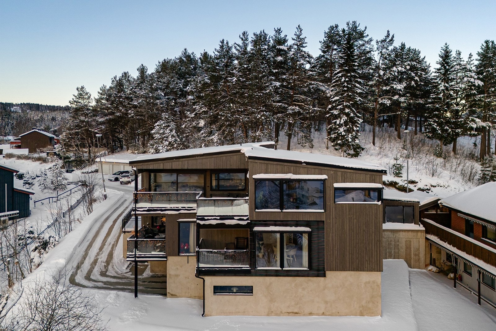 Bygget består av tre leiligheter og fungerer som et lite sameie Galleribilde