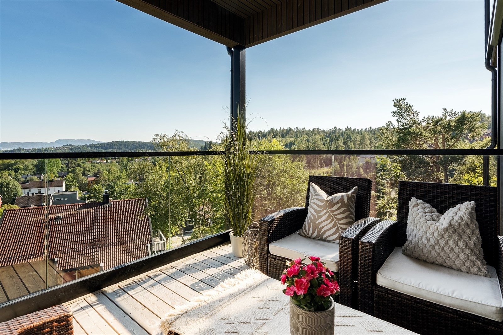 Fin balkong på 7kvm med flott utsikt og gode solforhold. Vendt mot sørvest Galleribilde