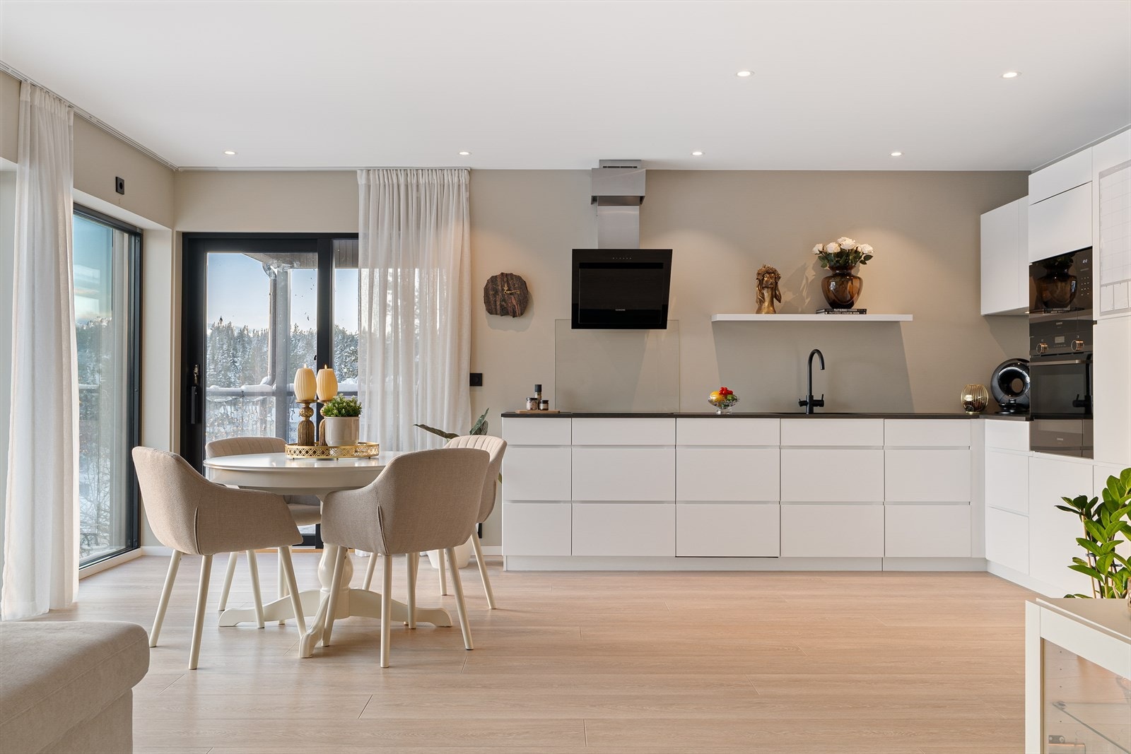 Stilrent kjøkken med god plass til egen spisegruppe Galleribilde