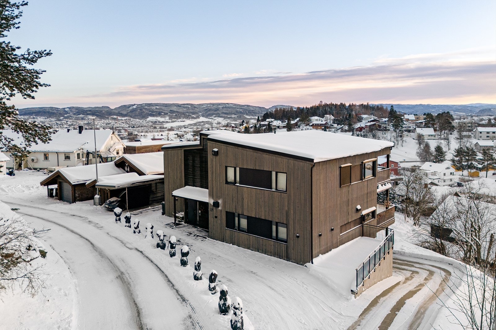 Fasade. Det er en carport som eier disponerer Galleribilde