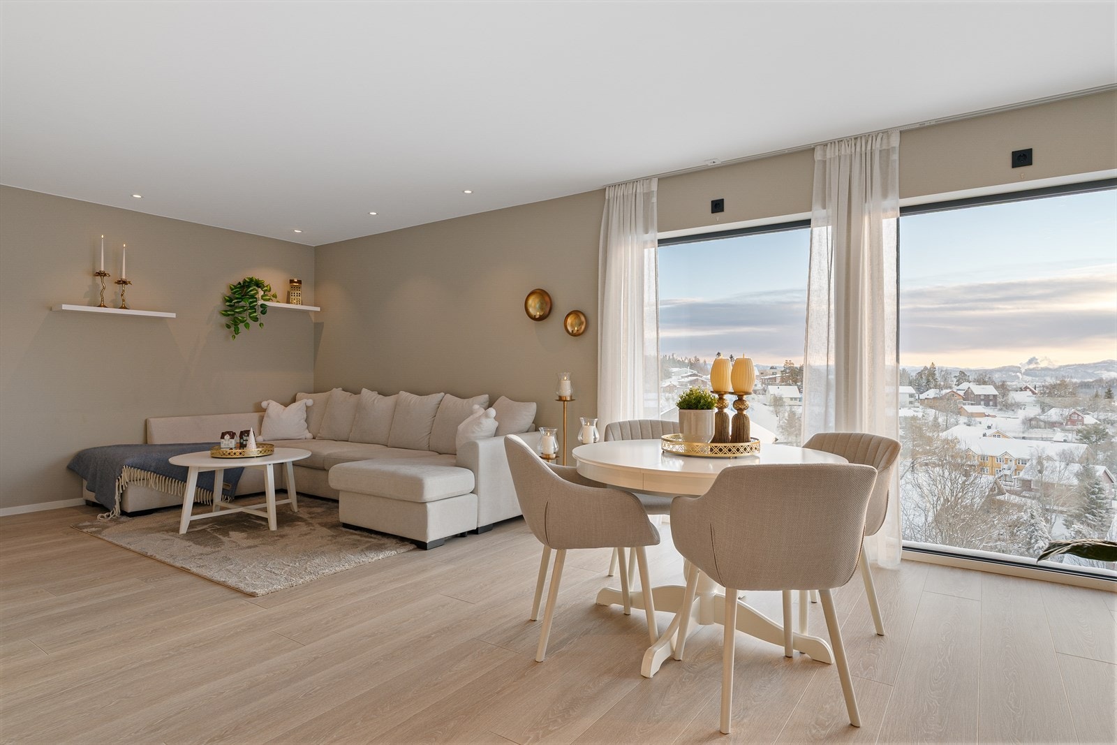 Stue og plass til spisegruppe mot kjøkken med fabelaktig utsikt ut via store vindusflater Galleribilde