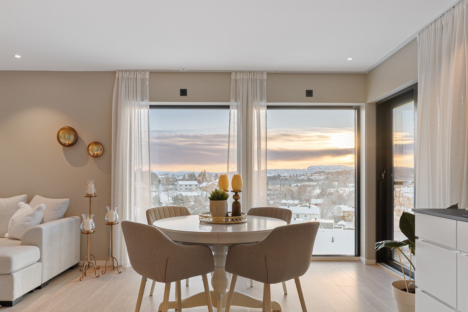 Nydelig utsikt fra spisegruppen med utgang til balkong Galleribilde