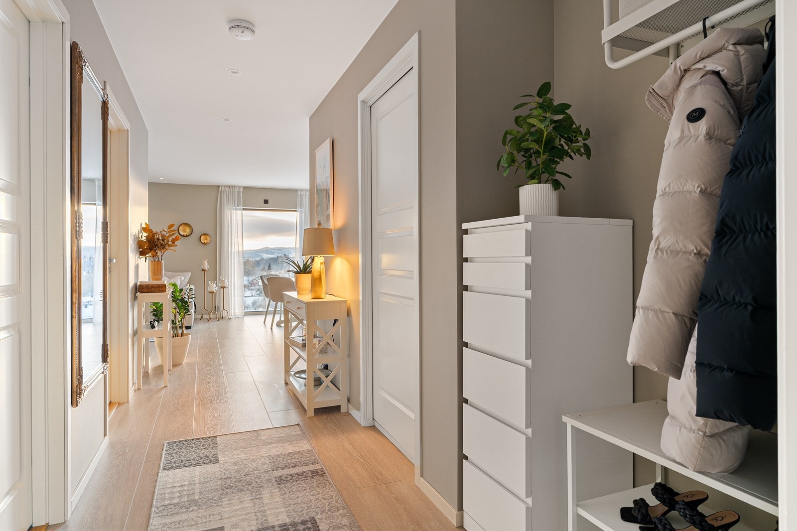 Velkommen inn! Leiligheten holder en god standard med tidsriktige farger Galleribilde