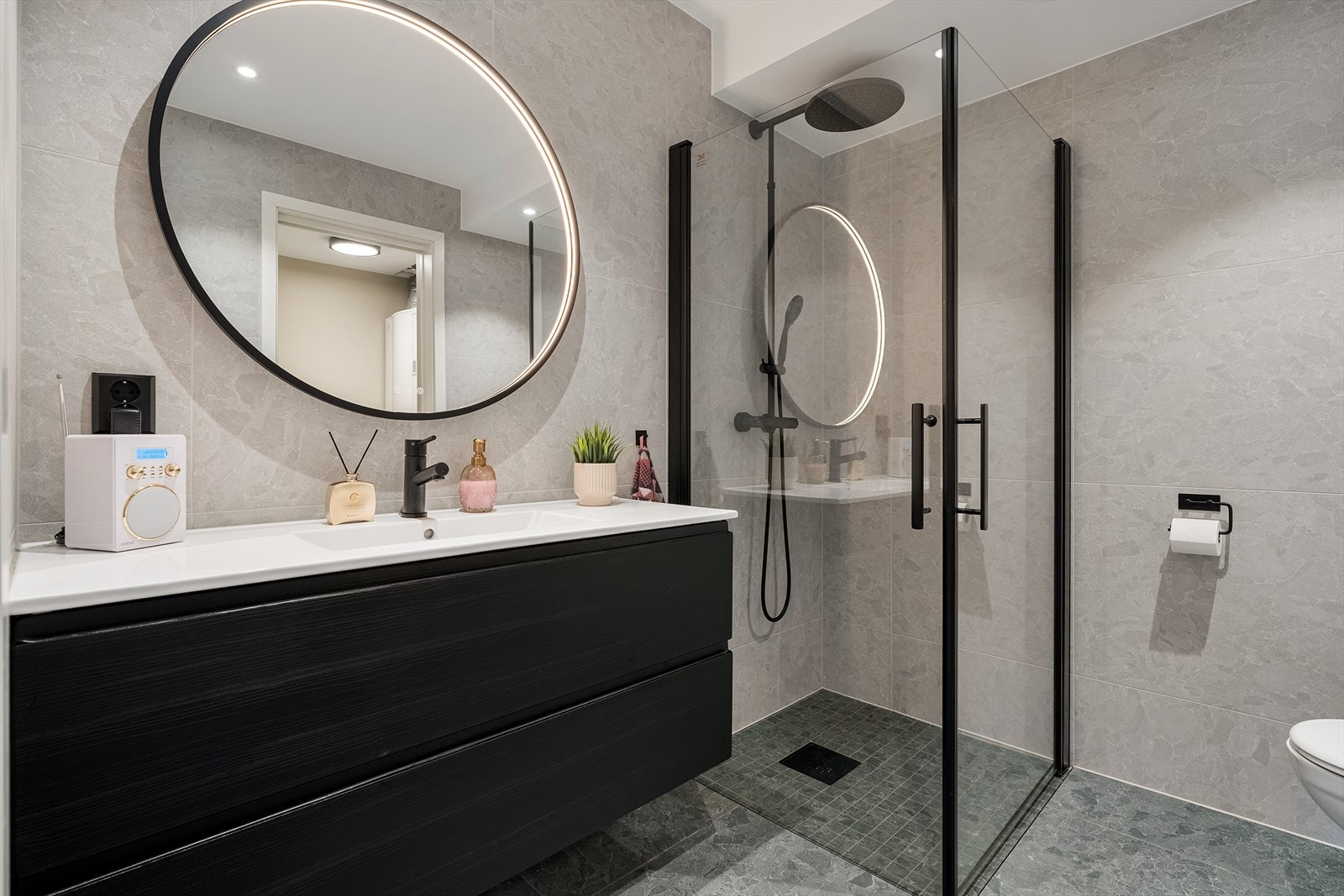 Pent flislagt bad med 60/60 flis og stilrent møblement Galleribilde