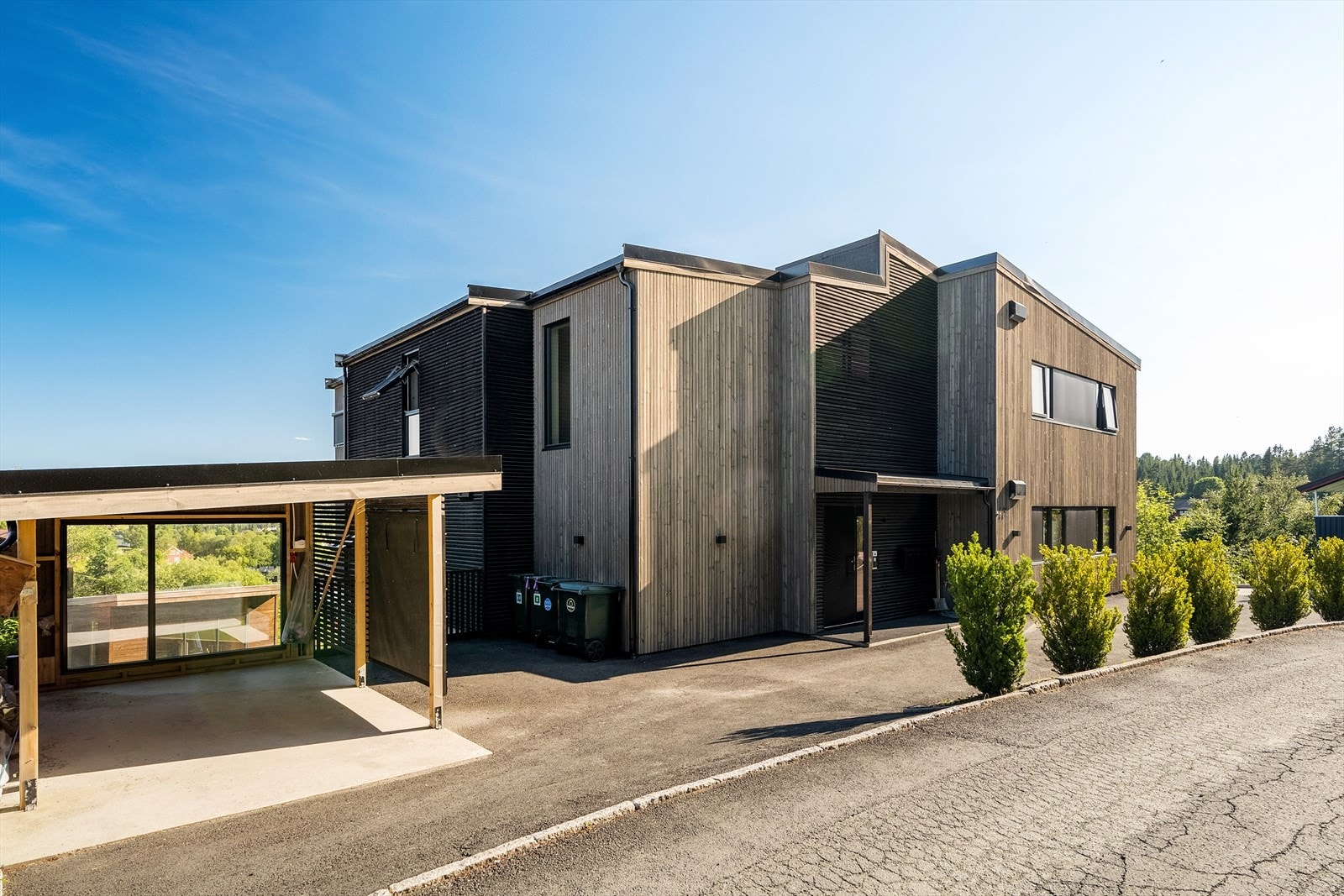 Leiligheten disponerer carport på oversiden av huset og ved inngangsparti til felles gang og heis. Galleribilde