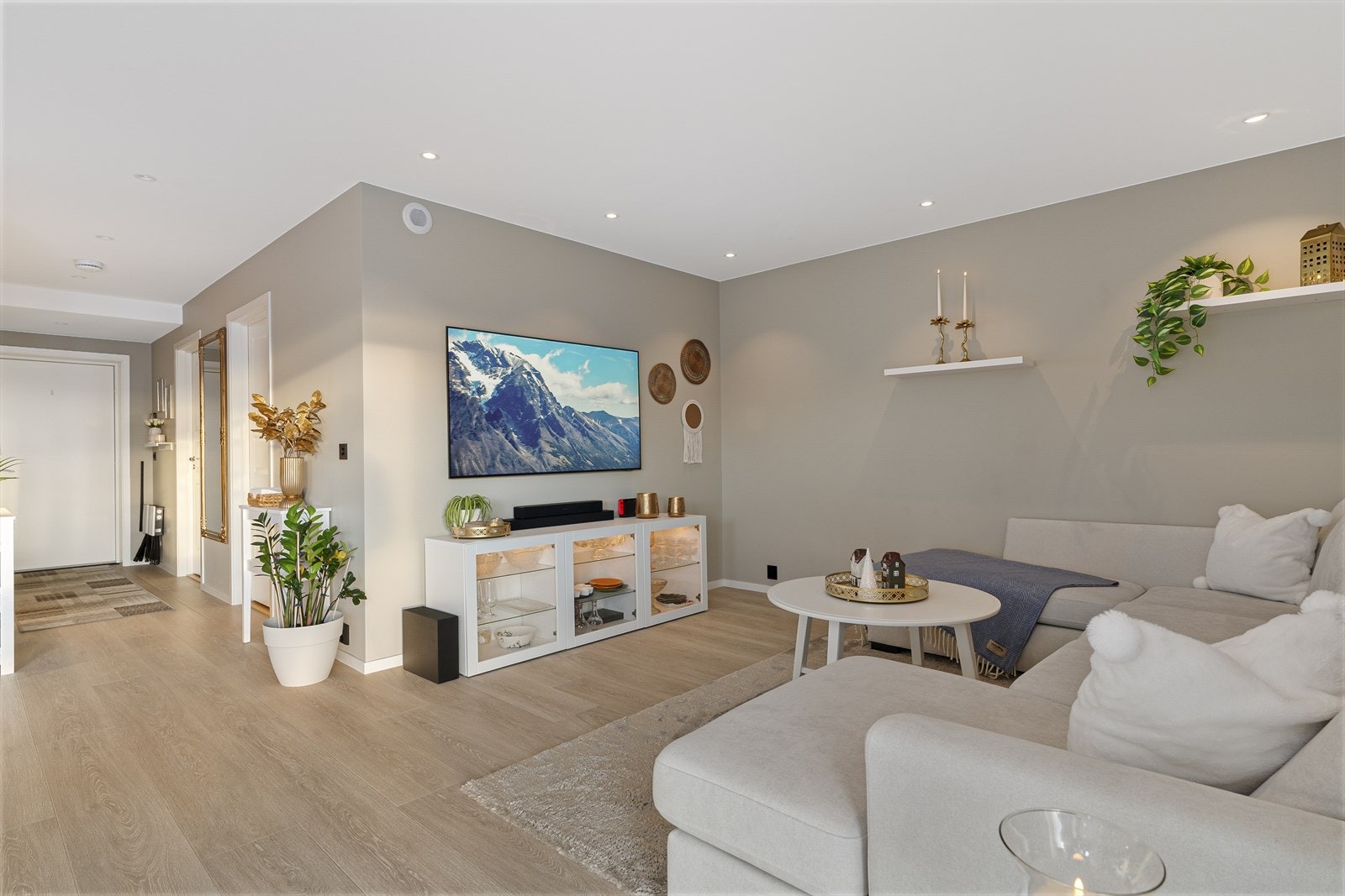 Downlights i tak på stue og kjøkken Galleribilde