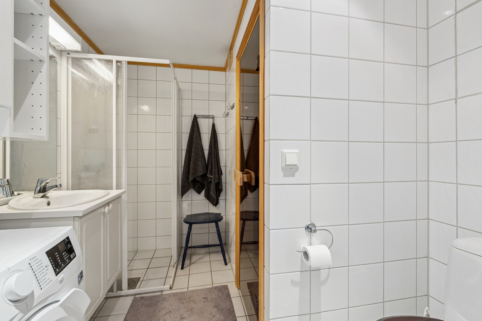 Badet har servantinnredning, toalett og dusjvegger, samt opplegg for vaskemaskin. Fra badet er det direkte tilgang badstuen - det perfekte sted for avkobling etter en lang dag ute! Galleribilde