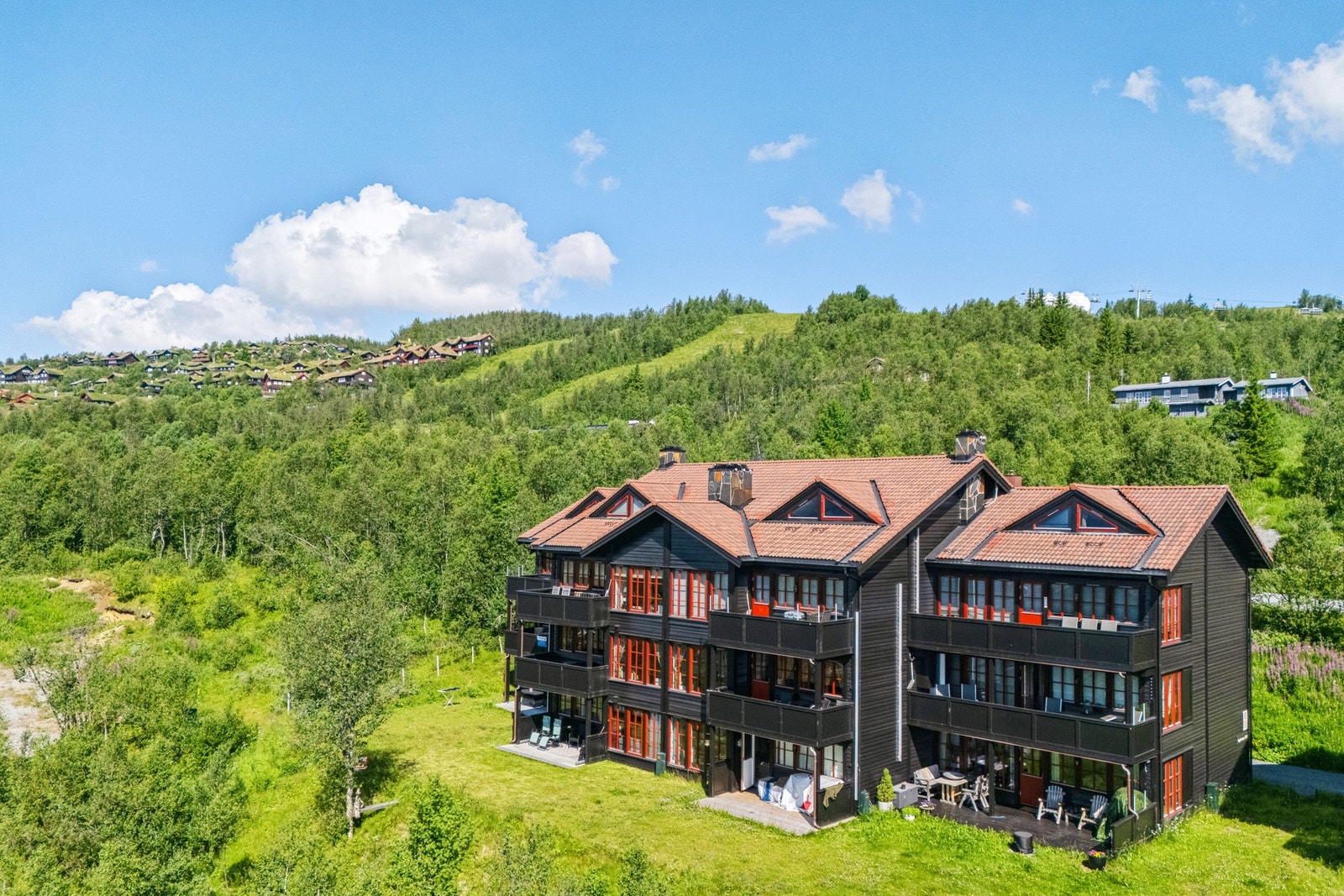 Eiendommen ligger i sameiet Beito Apartments, sentralt og solrikt på Beitostølen. Galleribilde