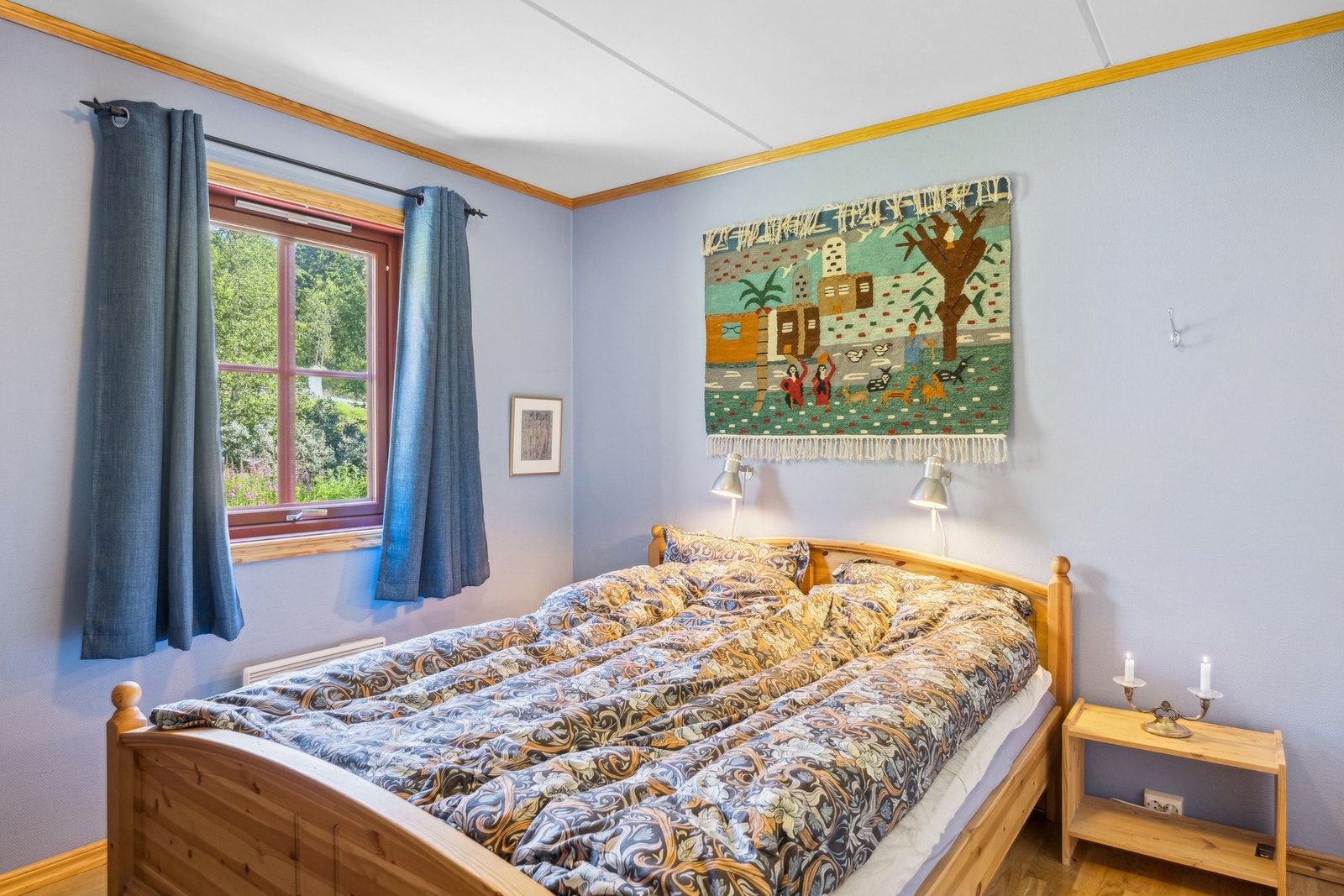 Soverom 1 innredet med dobbeltseng og garderobeplass. Galleribilde