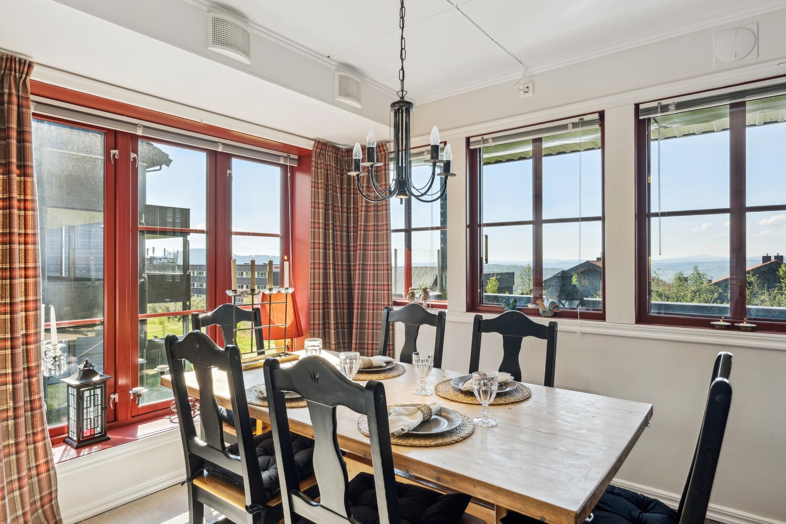 Hyggelig spiseplass med plass for små og store lag. Galleribilde