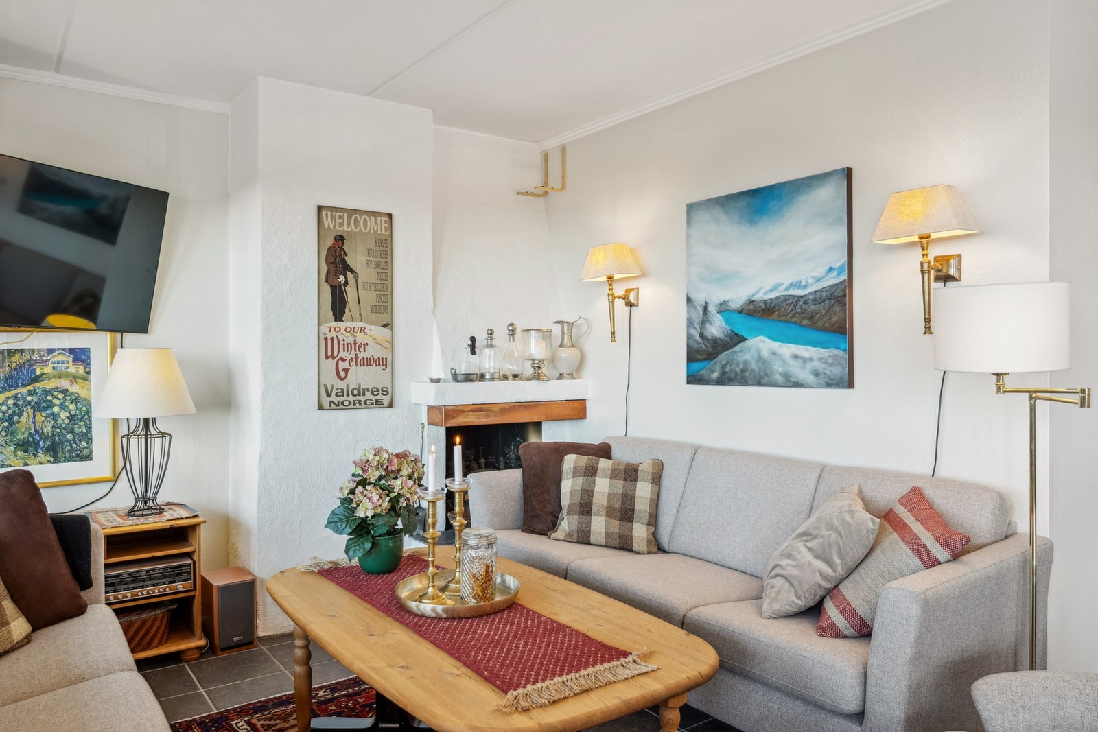 Åpen, plassmurt peis i stuen. Galleribilde