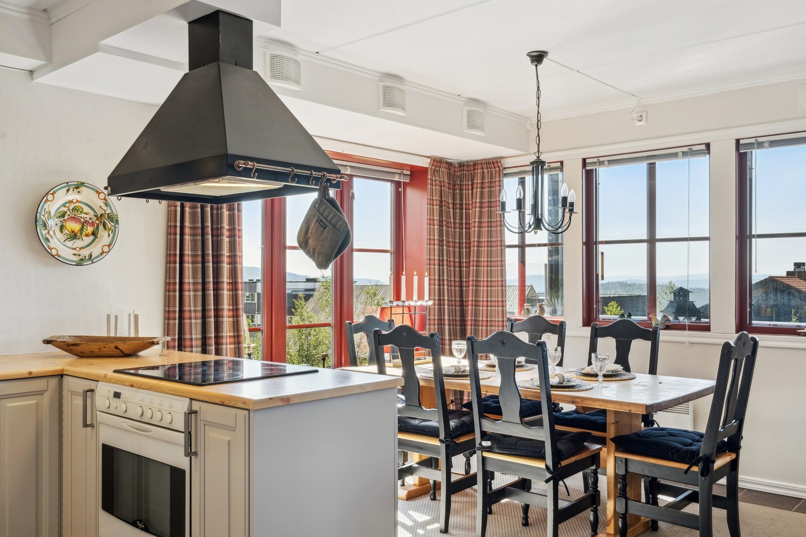 Lys stue med store vindusflater som slipper inn godt med naturlig lys. Galleribilde