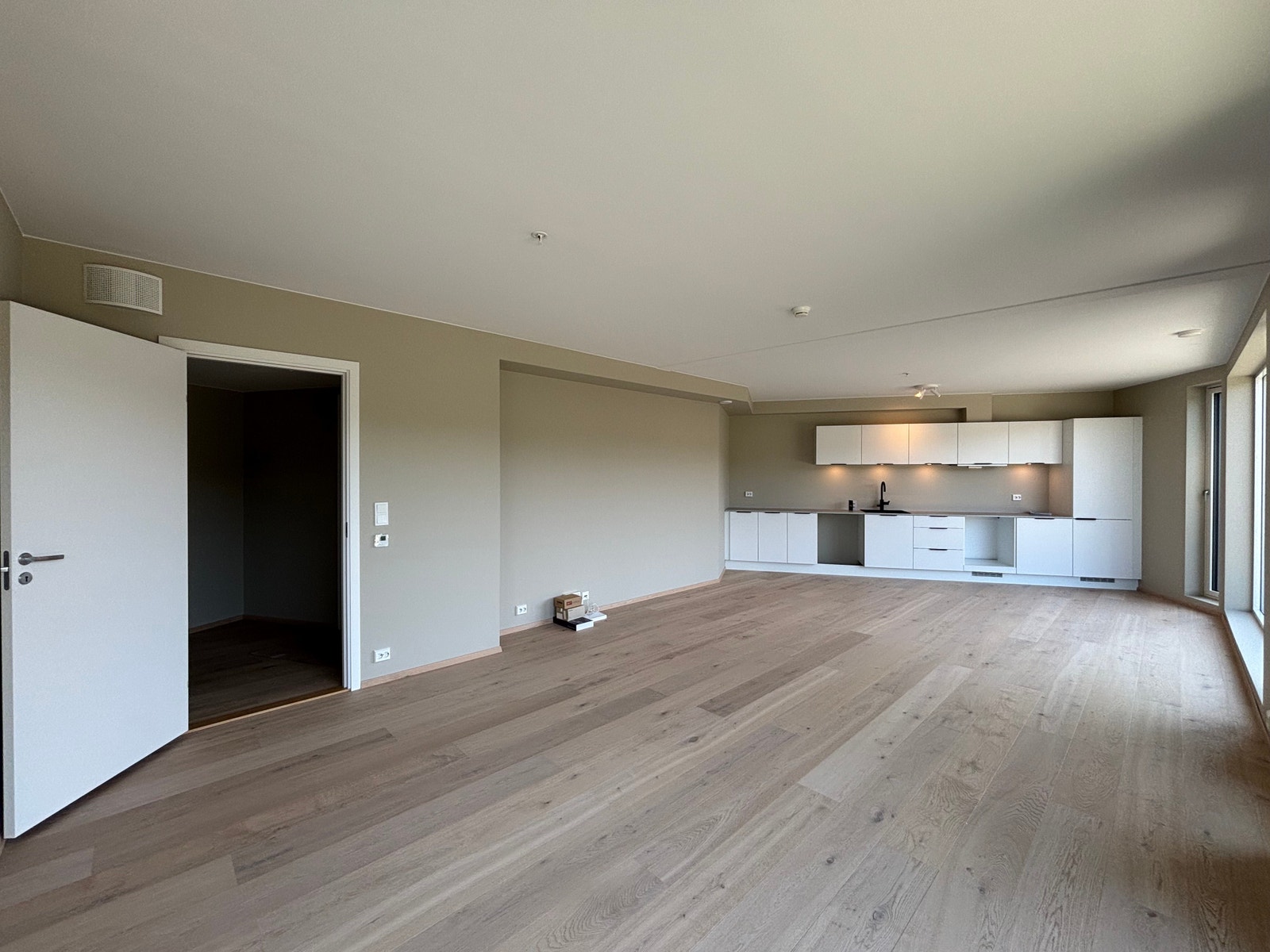 Her ser du fra stuen mot kjøkkenet Galleribilde