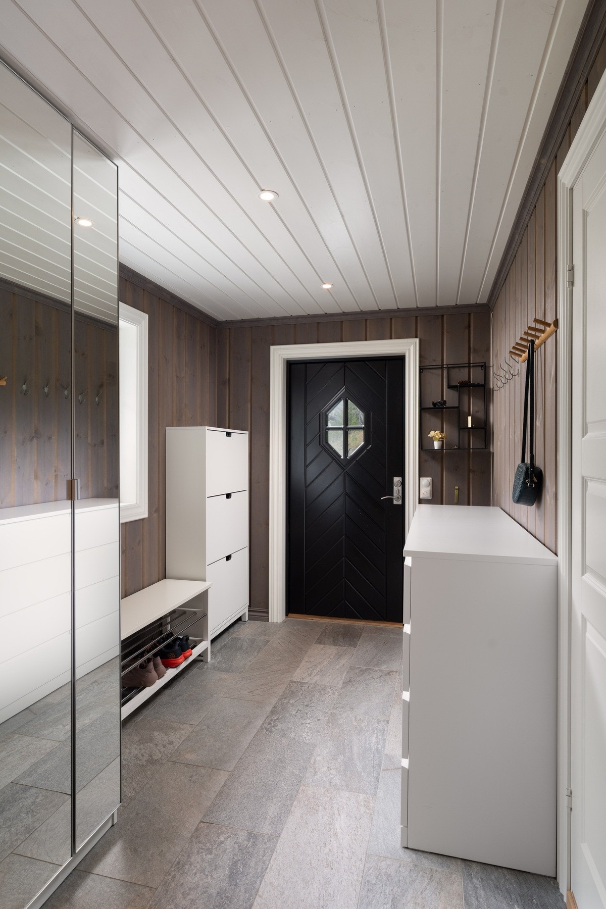 På vei inn i hytta, her i gangen er det godt med plass til oppbevaring av klær, sko og annet. Galleribilde