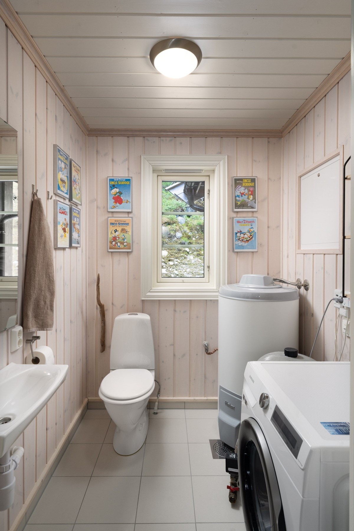 Vaskerom/ teknisk rom har også wc og servant. Galleribilde