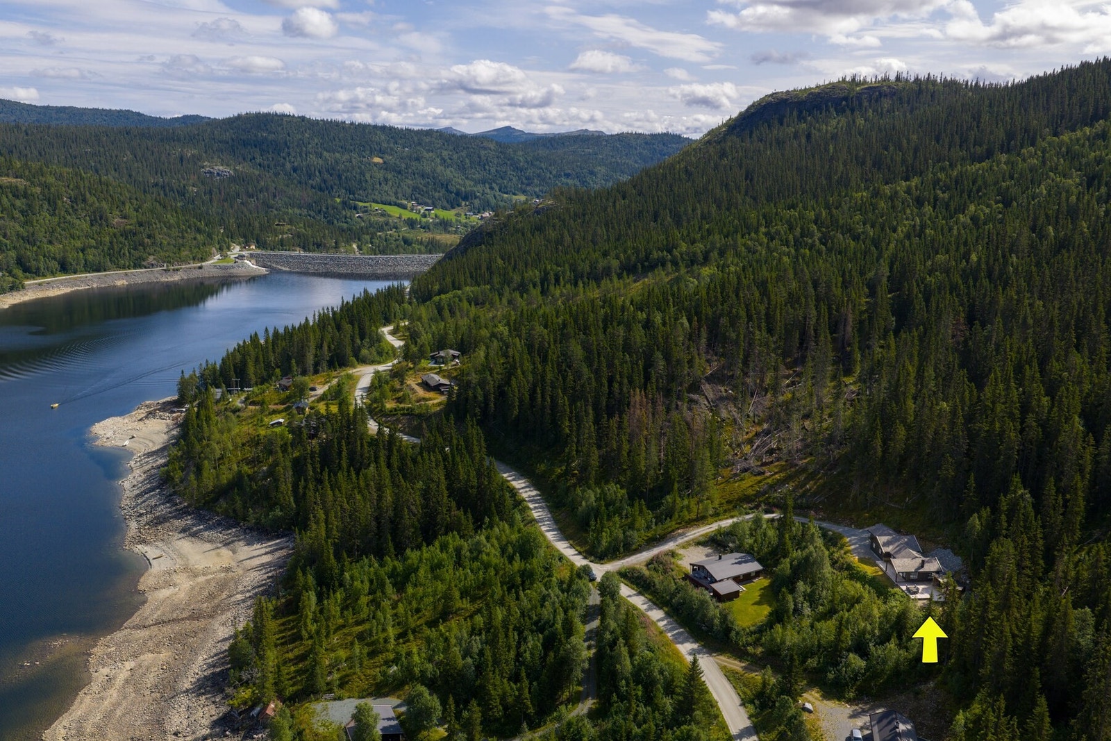 Eiendommen ligger ved den søndre enden av Tunhovdfjorden i Nore og Uvdal kommune, oppe på fjellet mellom Numedal og Hallingdal. Galleribilde