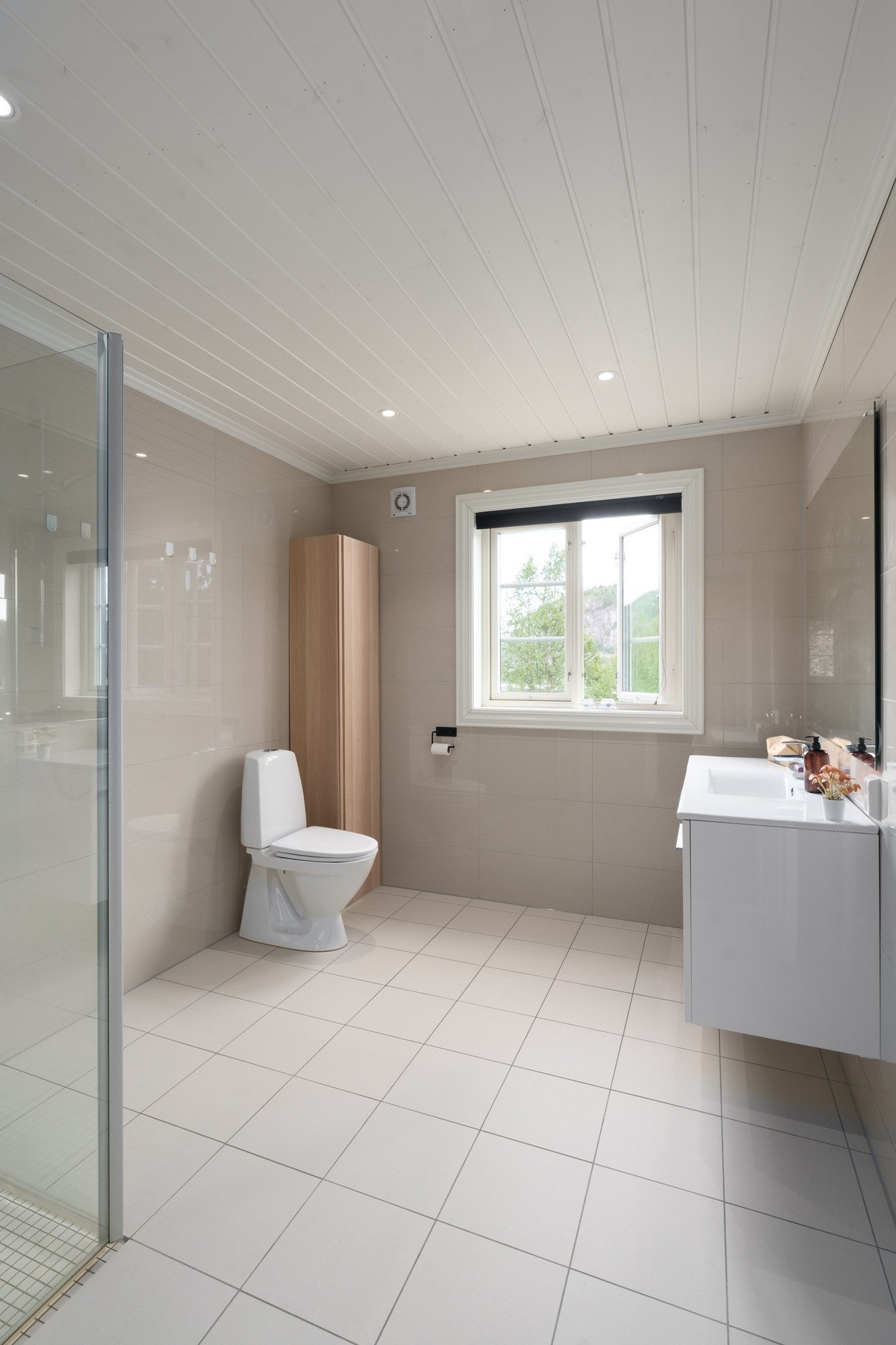 Lekkert og funksjonelt bad med tidløse materialer og gjennomført stil. Galleribilde